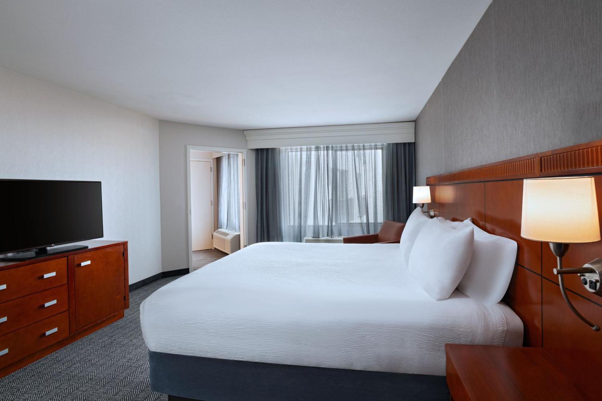 1 Bedroom Suite, 1 King, Sofa bed, Courtyard view