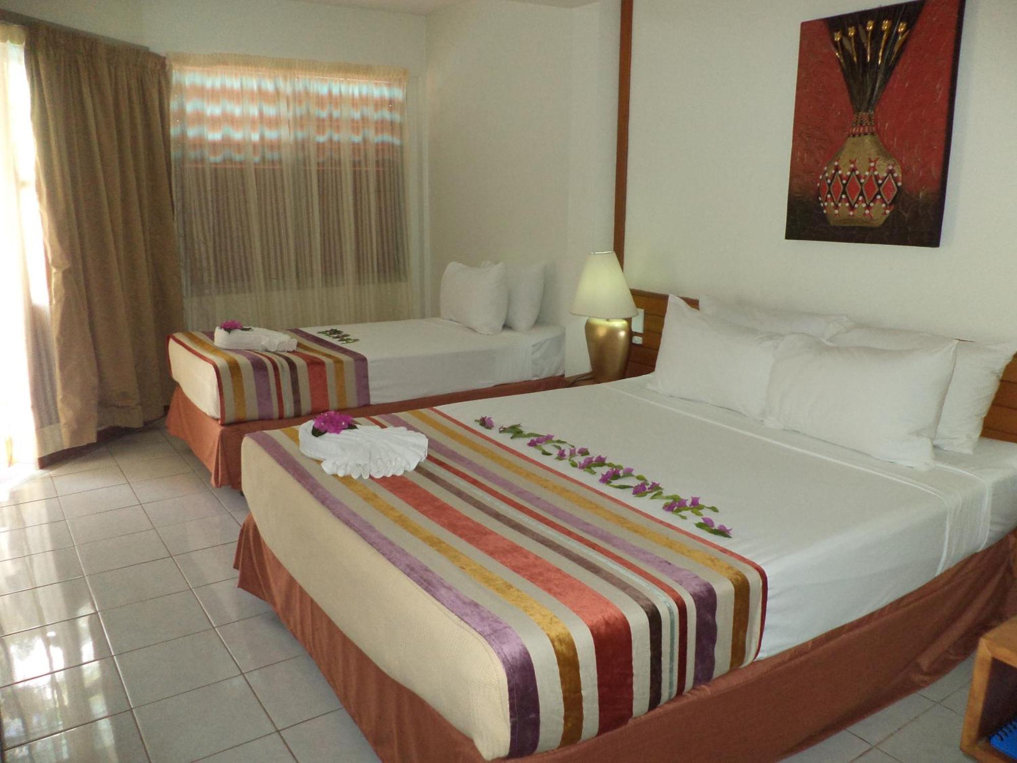 Deluxe Poolside Room