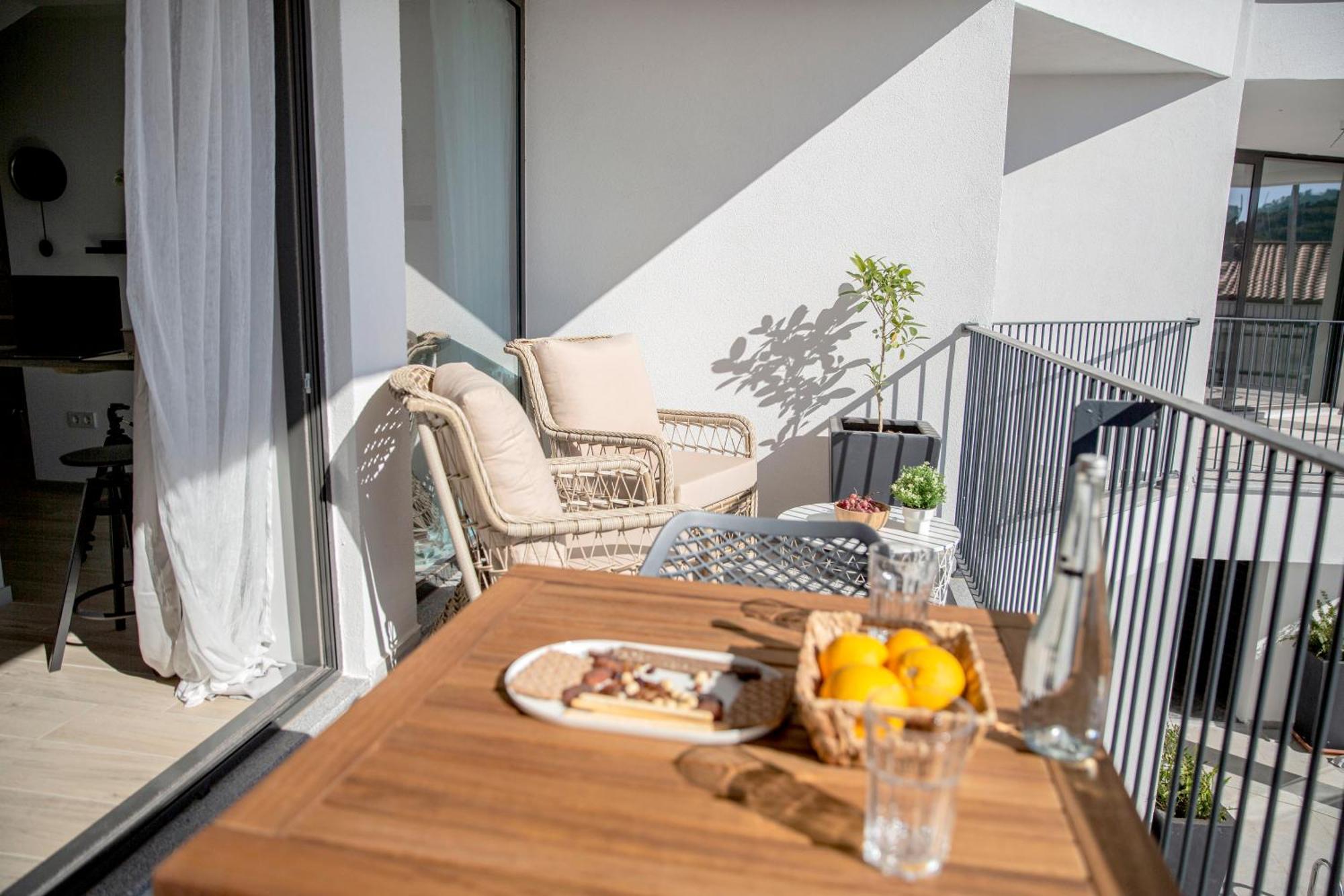 Suite mit Kingsize-Bett und Poolblick