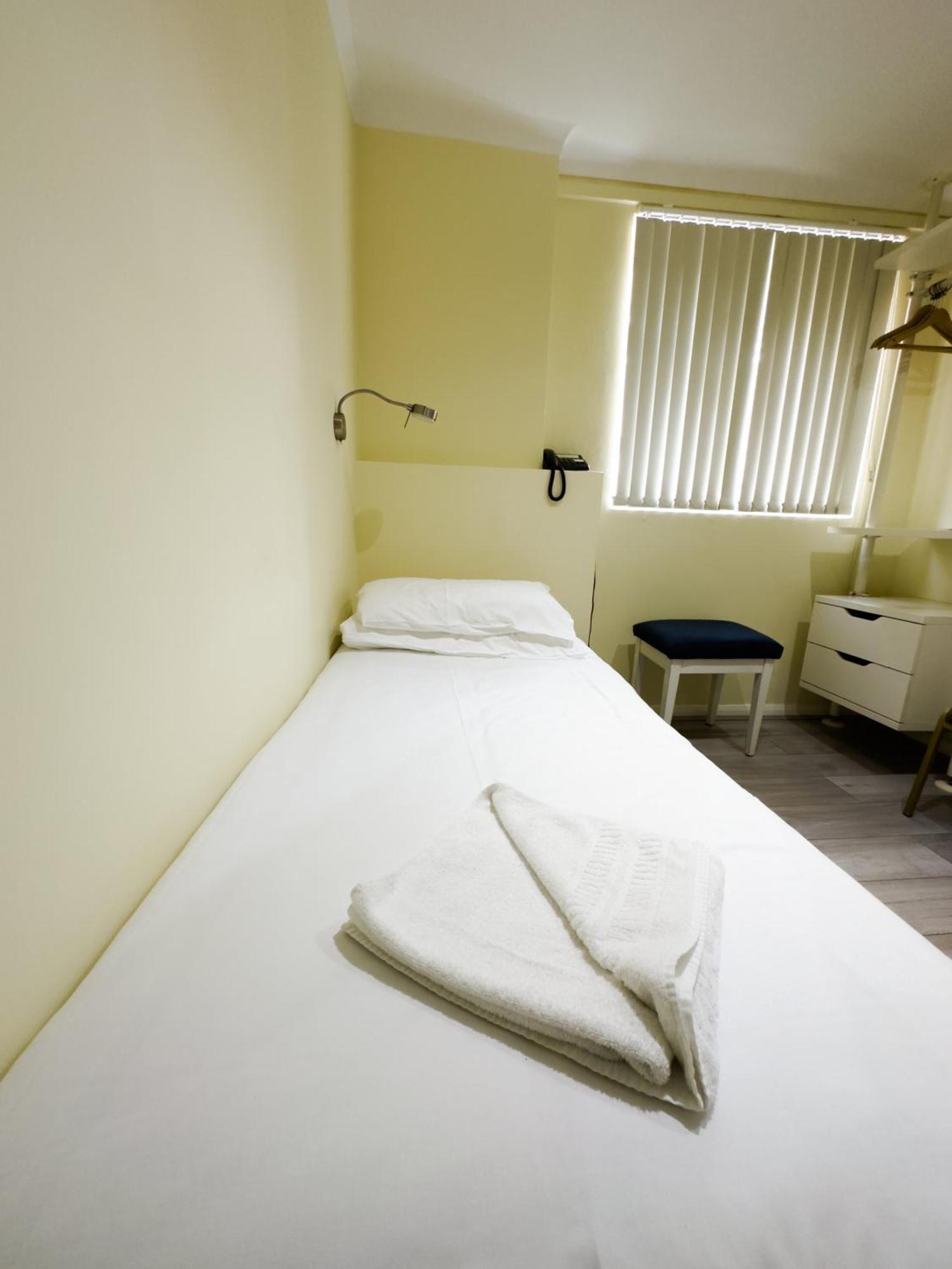 Quarto Individual com Banheiro Compartilhado