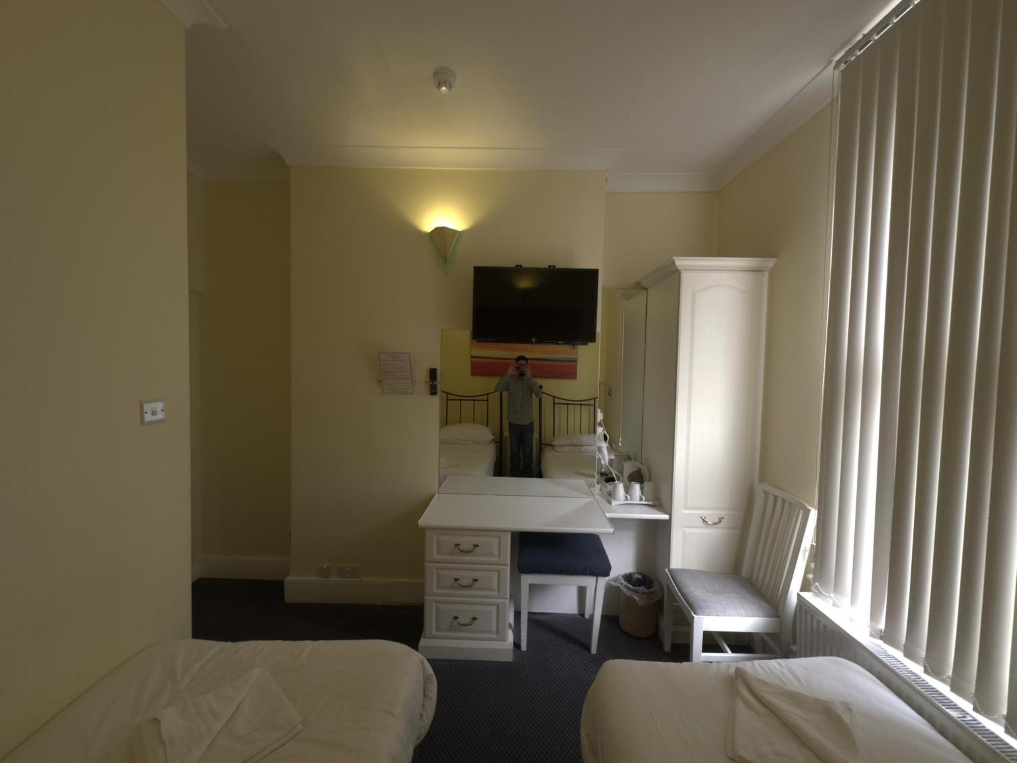 Quarto com 2 Camas de Solteiro