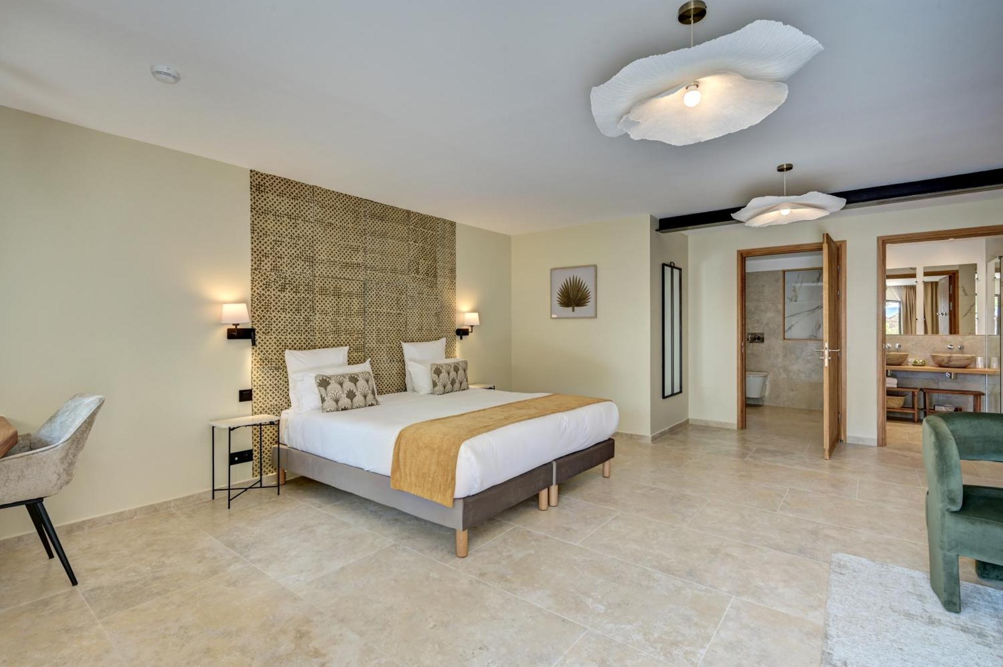 Deluxe Room,1589566149:JPEG