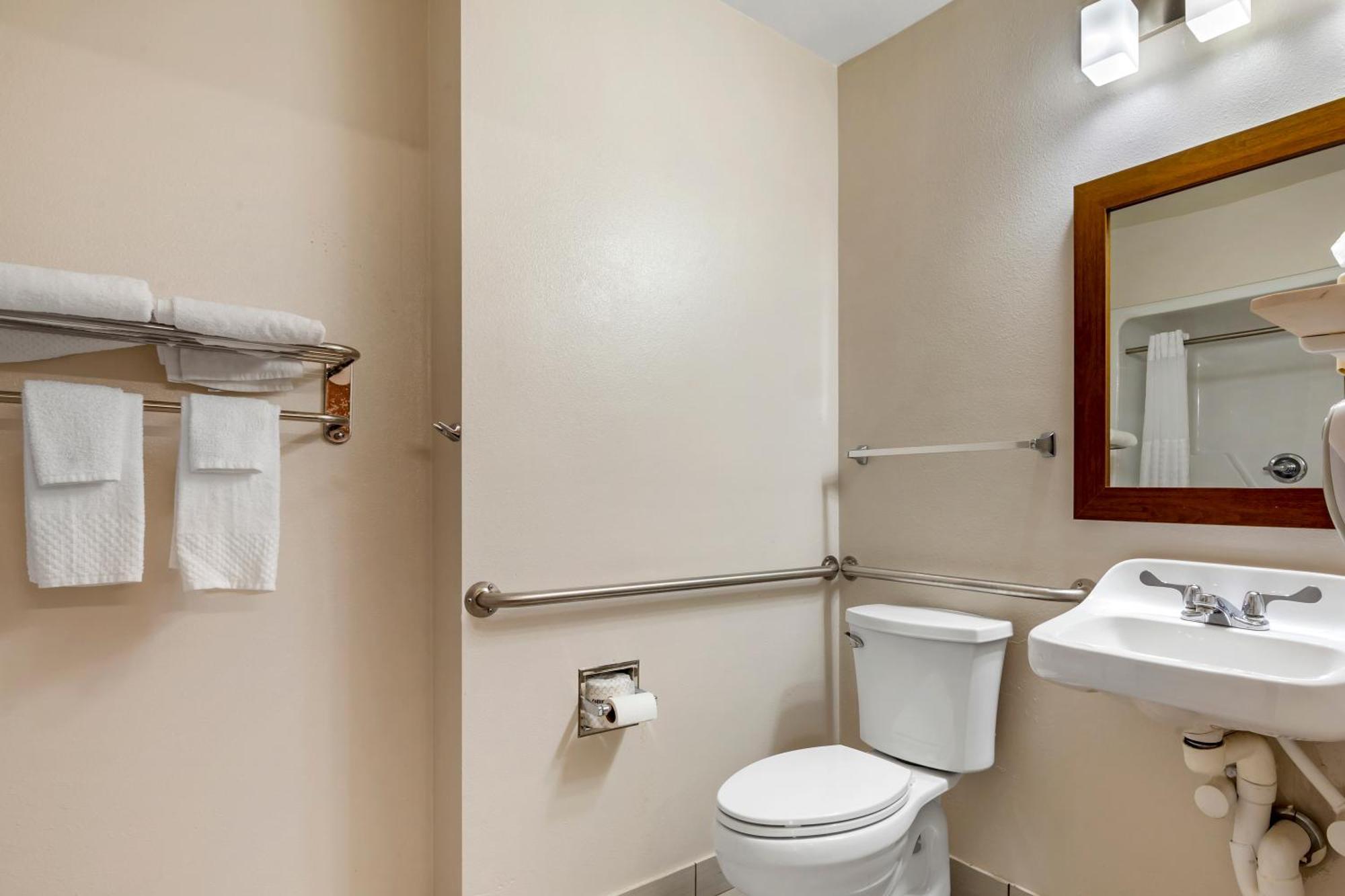 Queen Suite with Tub - Accessible/Non-Smoking