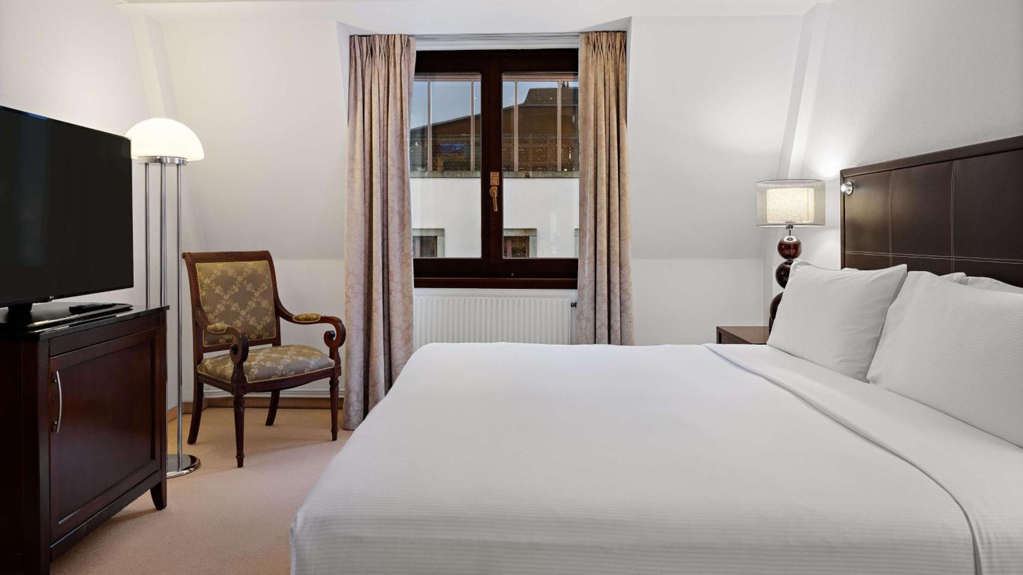 Corner King Suite,1592043711:JPEG