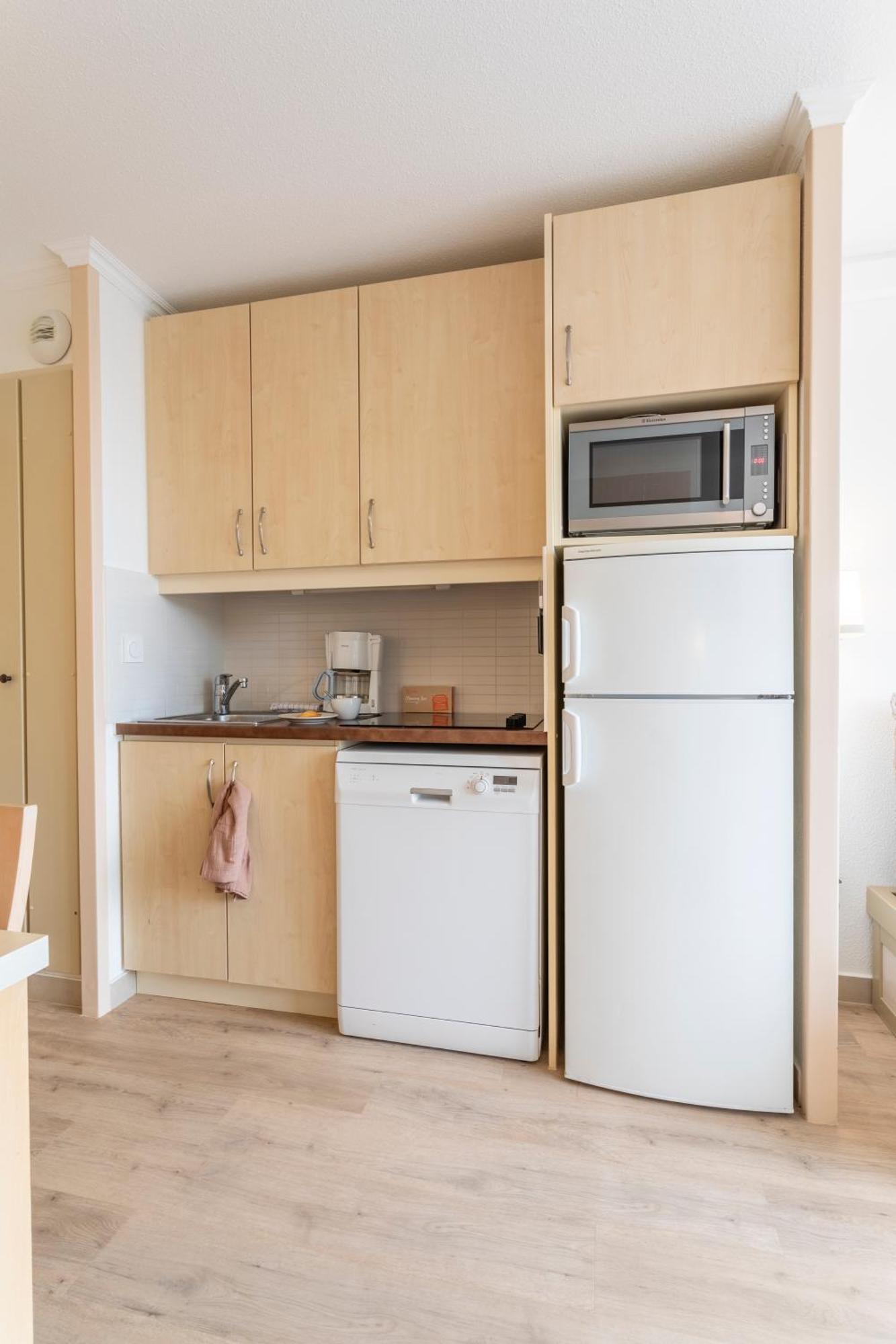 Standard One-Bedroom Apartment with Sleeping Alcove, Air conditioning and Terrace or Blacony - Sea View (6 People) - South Side