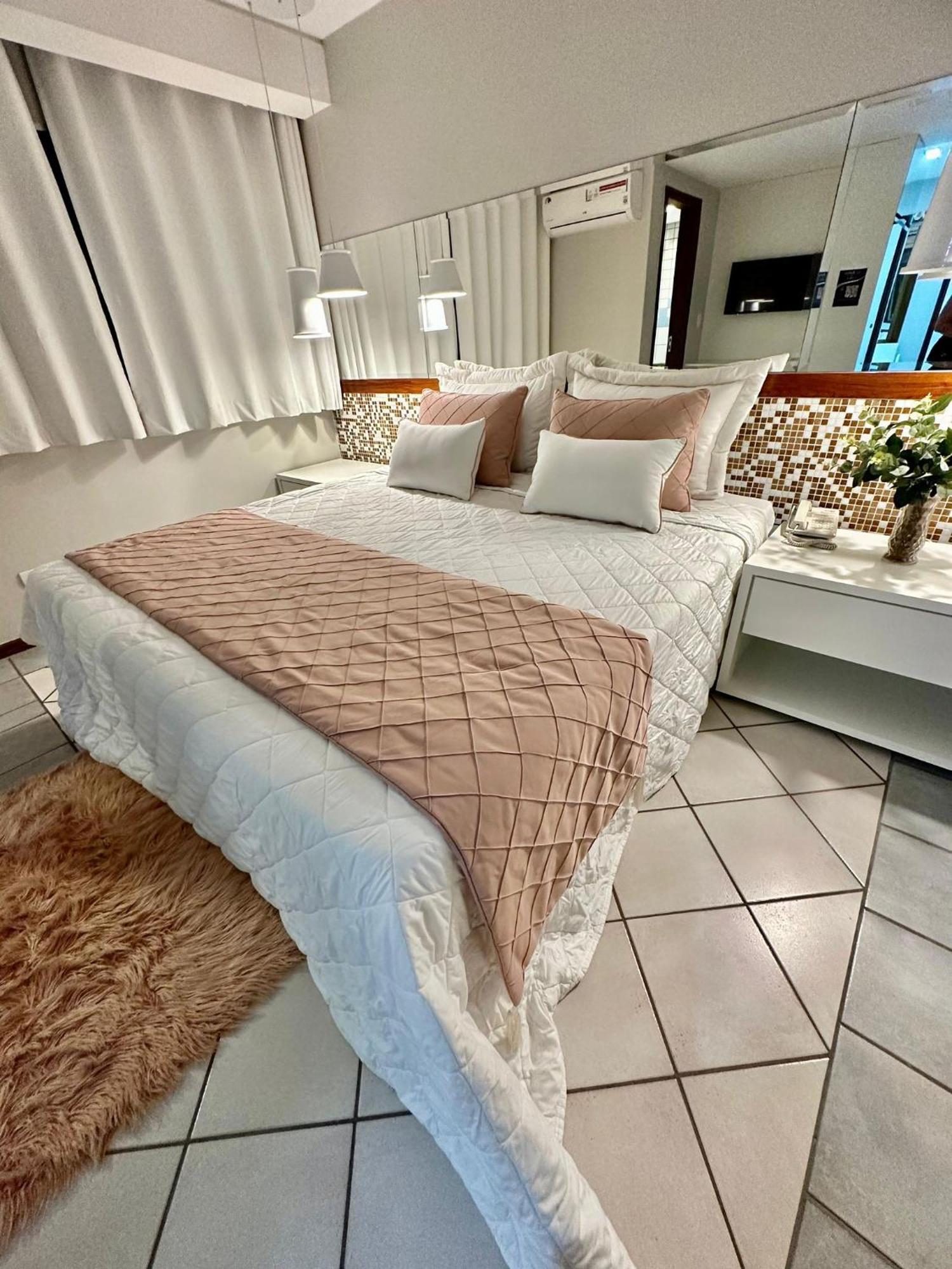 Suíte com Cama King-size e Banheira de Hidromassagem