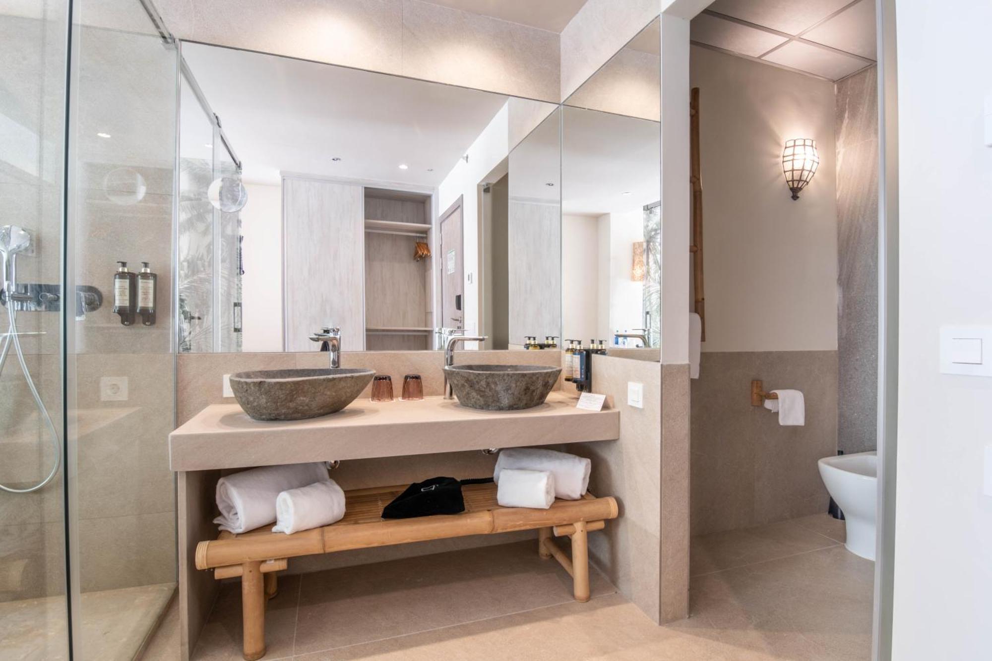 Chambre Double – Accès Direct à la Piscine