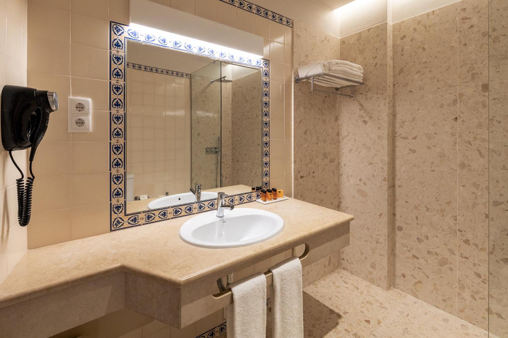 Quarto Twin com Vista Jardim e Piscina