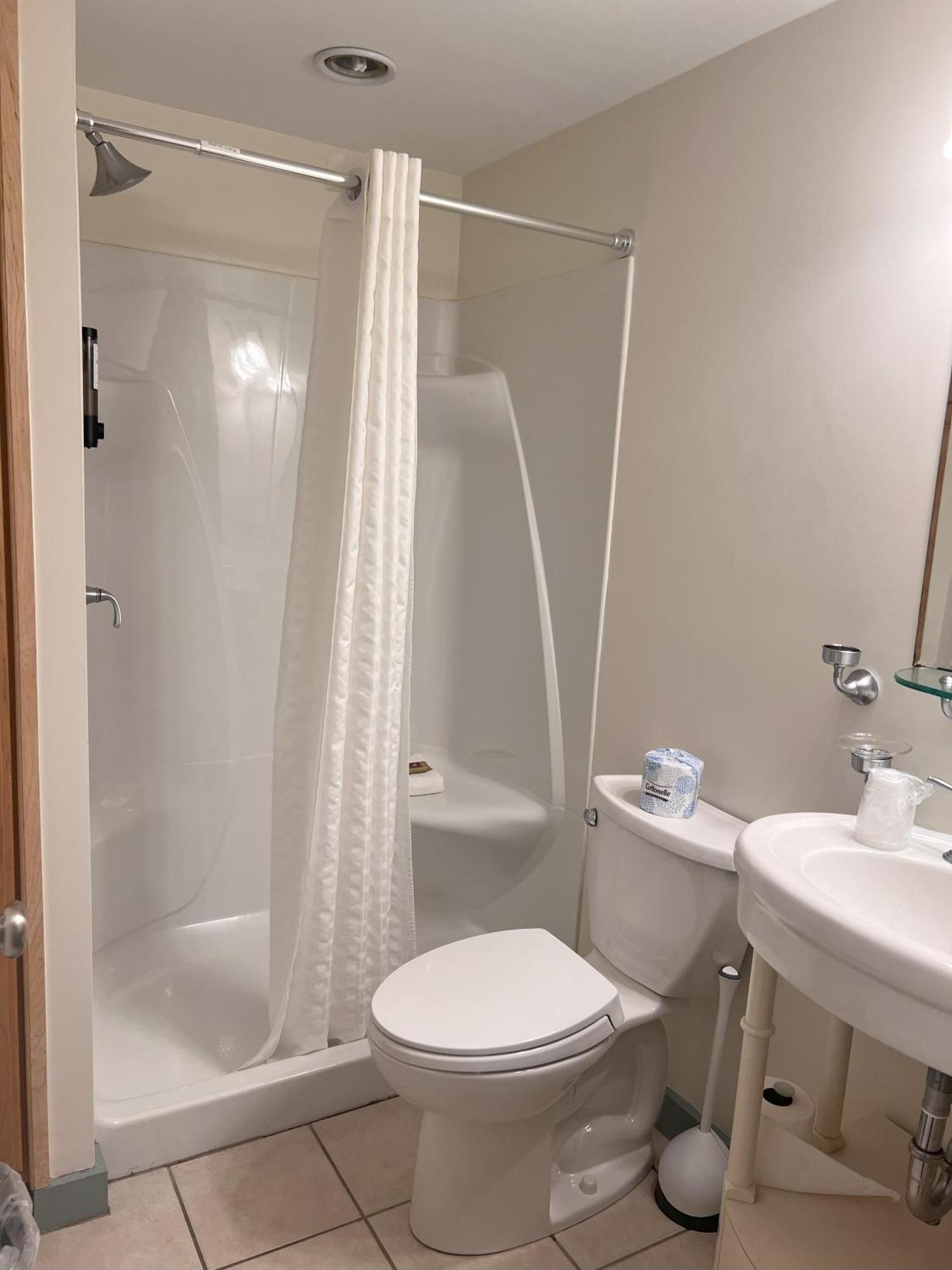 Deluxe One-Bedroom Apartment with Harbour View