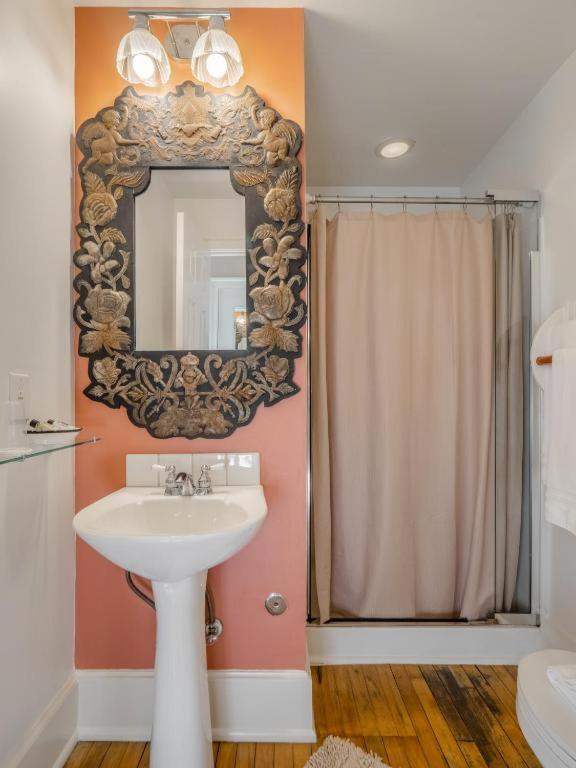 Queen Room,1595964254:JPEG