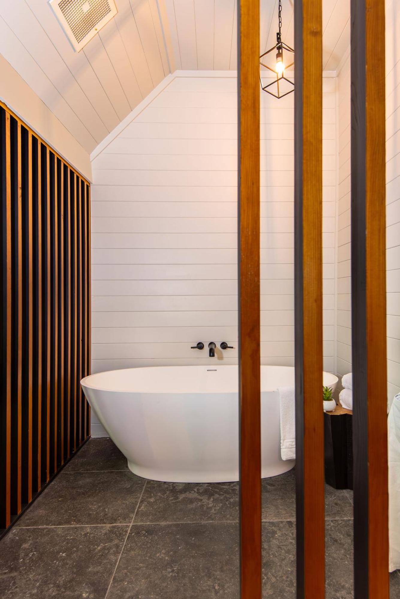 Majestic Glen with Fireplace and Soaking Tub