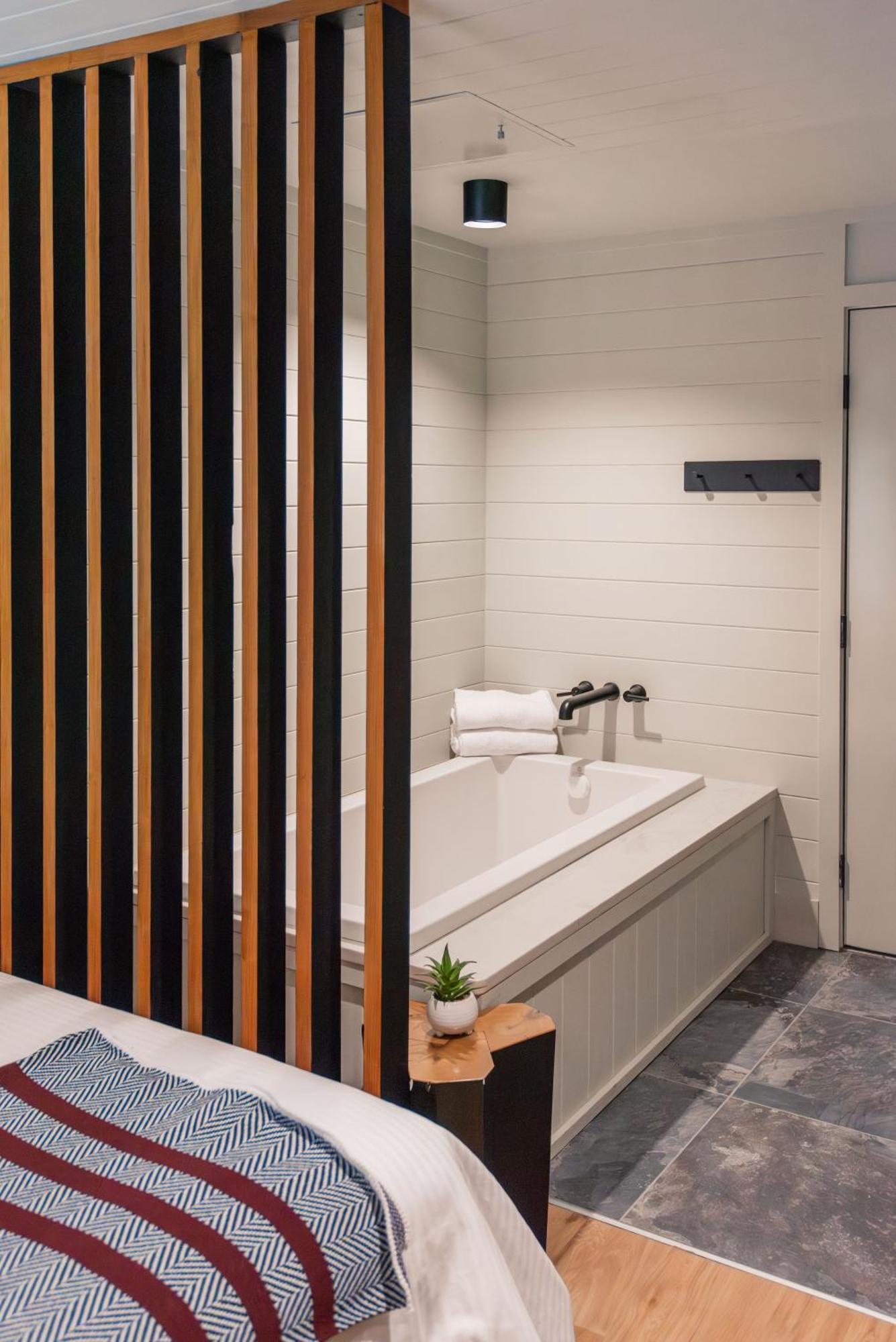 Majestic Glen with Soaking Tub