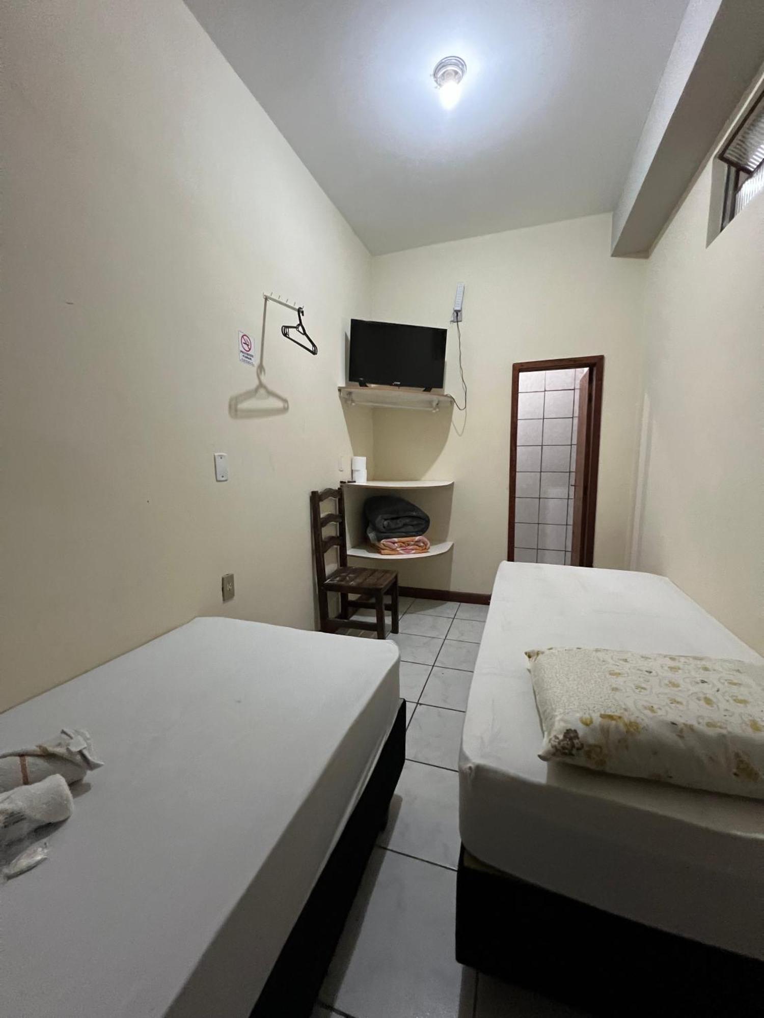 Quarto Econômico com 2 Camas de Solteiro