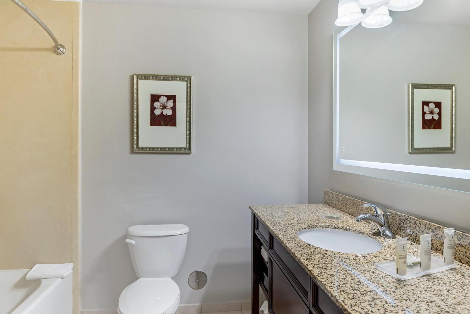 One-Bedroom Suite with Two Queen Beds - Non-Smoking