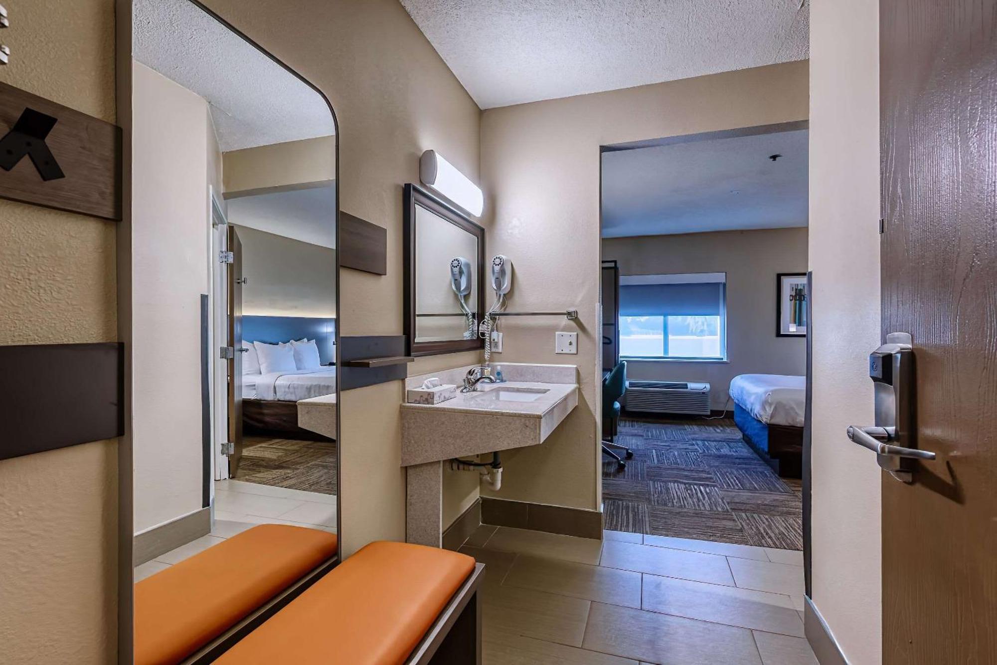 Queen Room - Accessible/Non-Smoking