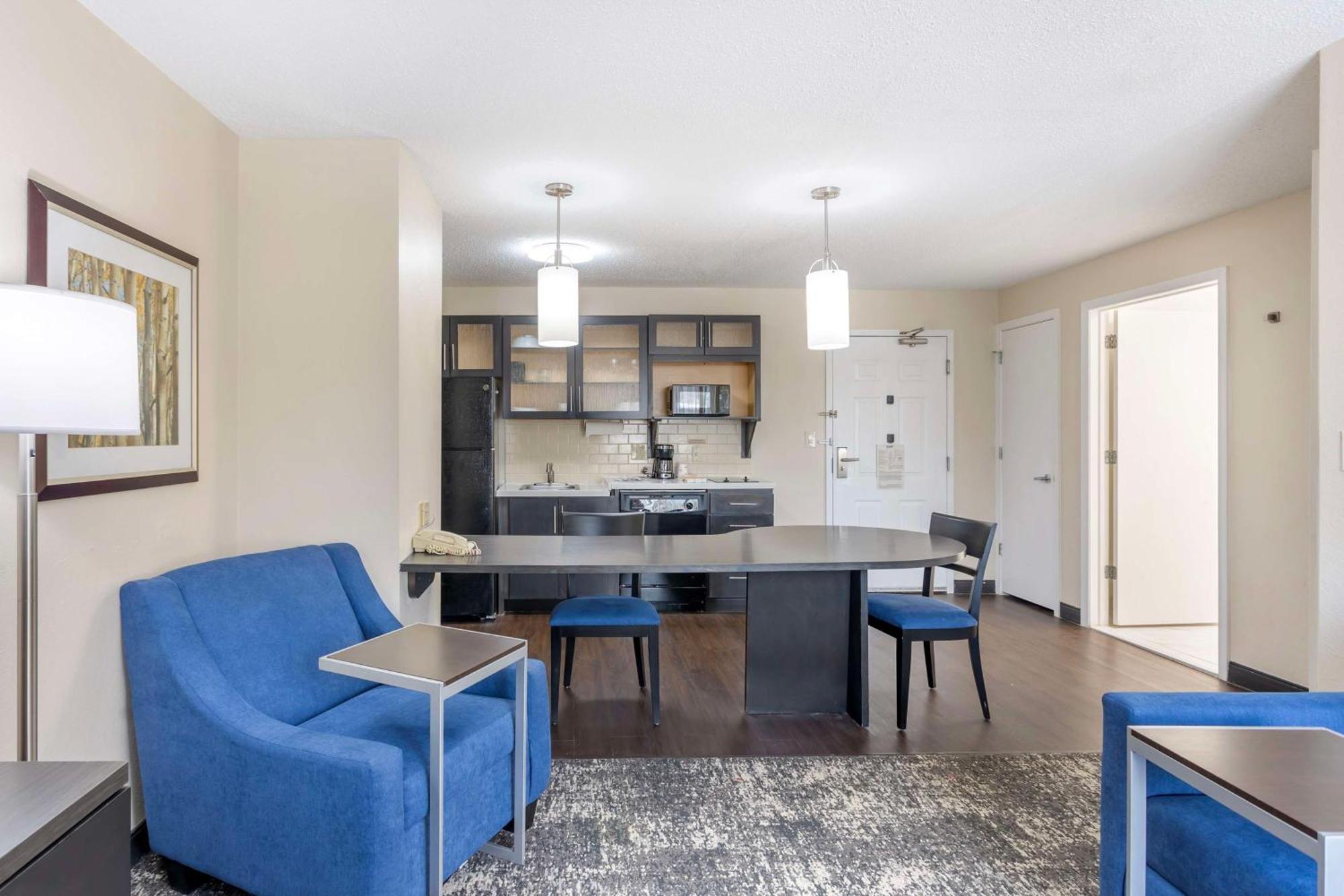 Queen Suite with Sofa Bed and Roll-In Shower - Disability Access/Non-Smoking