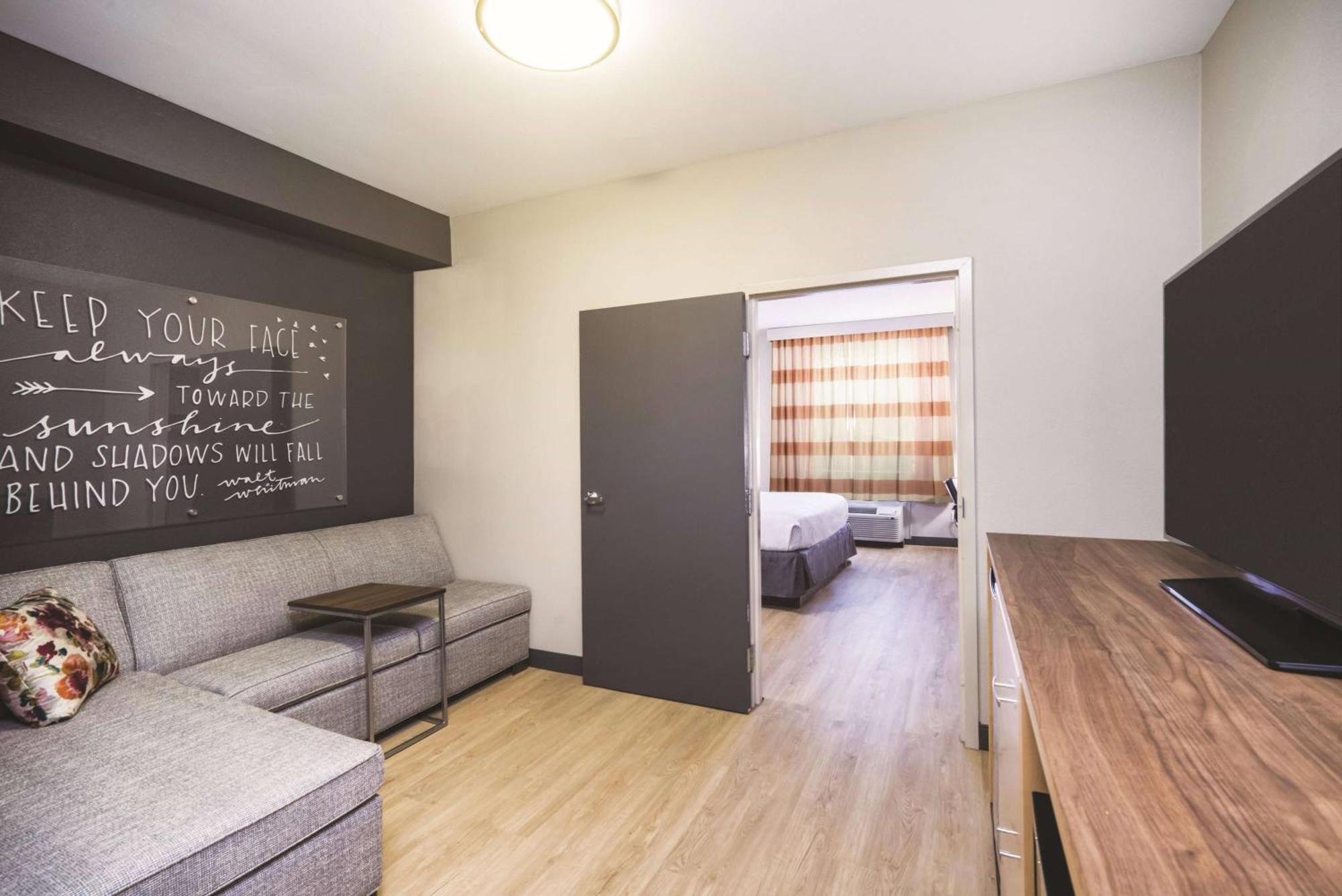 One-Bedroom King Suite with Tub with Grab Bars - Mobility Accessible/Non-Smoking
