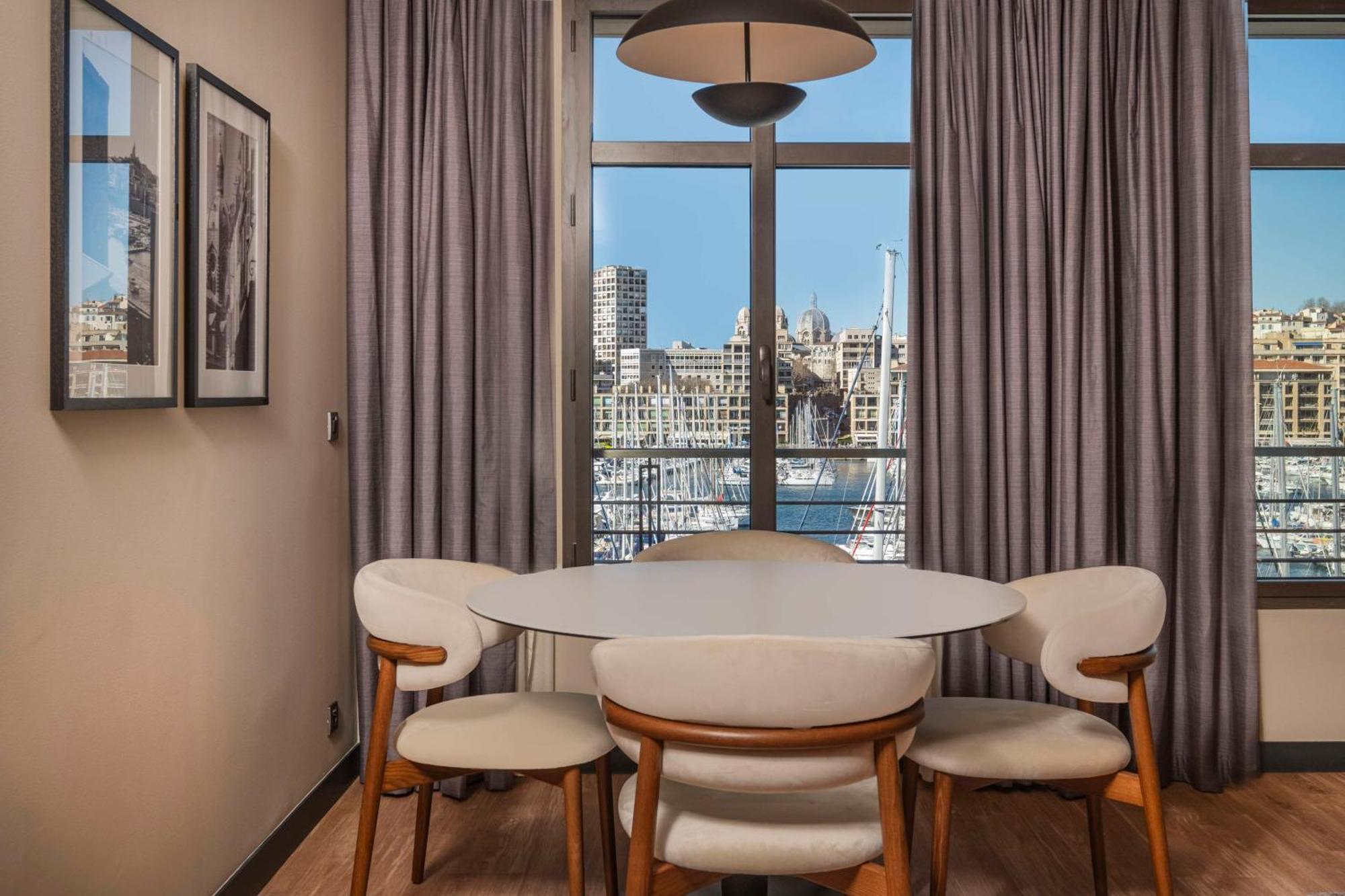 Suite mit Terrasse und Hafenblick