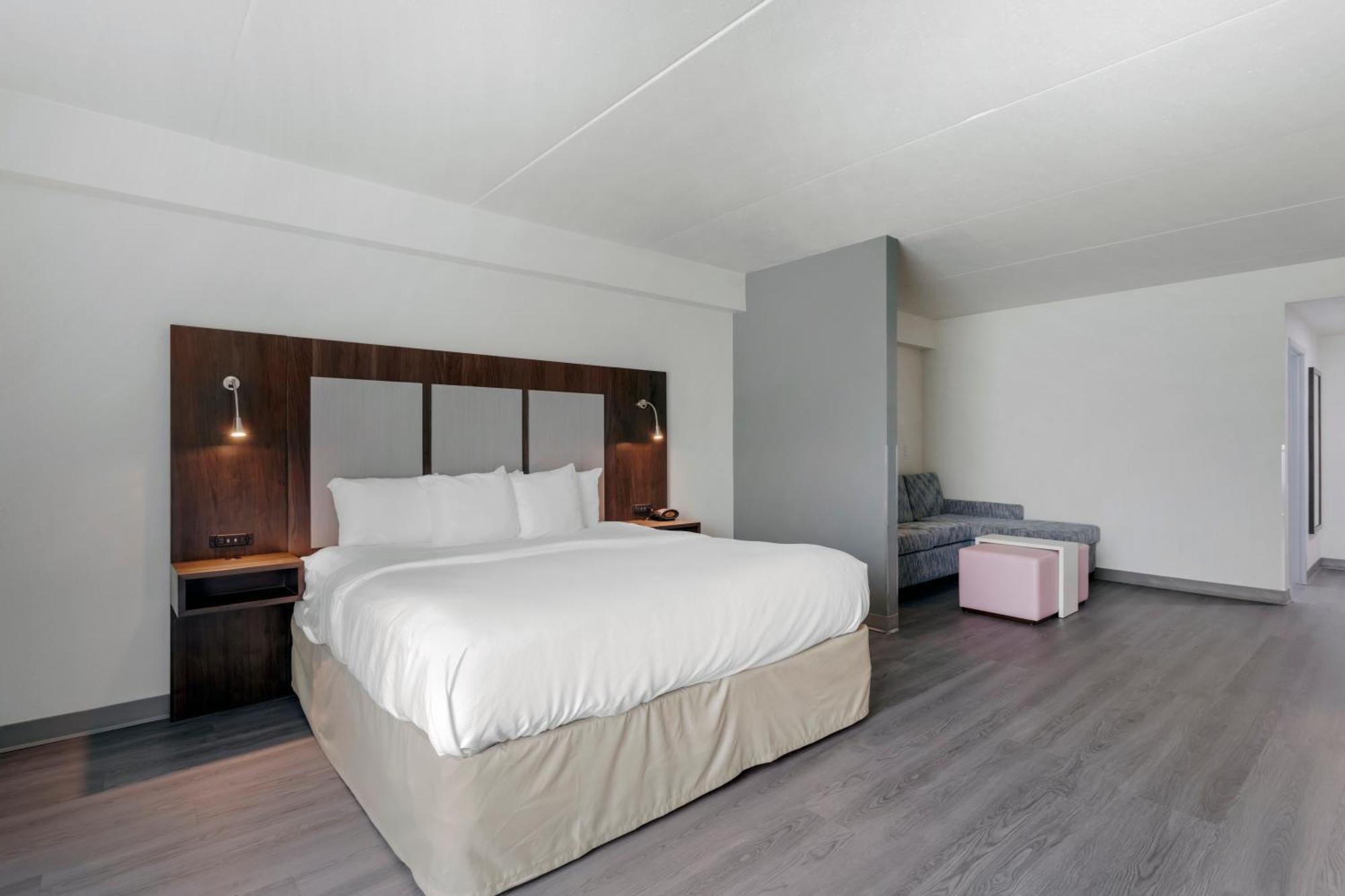 King Suite with Roll-In Shower - Accessible/Non-Smoking