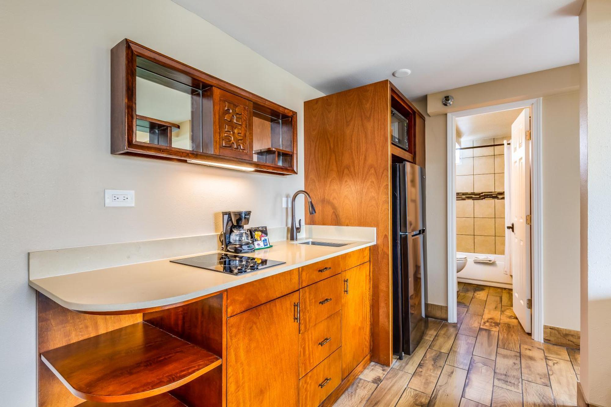 Suite con 1 dormitorio, zona de cocina y vistas a la ciudad