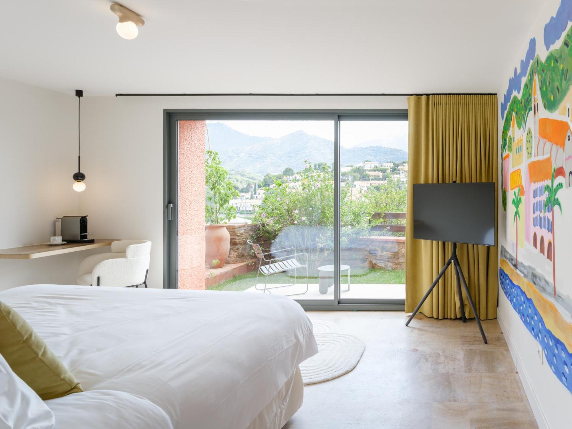Port d'Avall - Double Room with Garden and Outdoor Bathtub - Mountain View