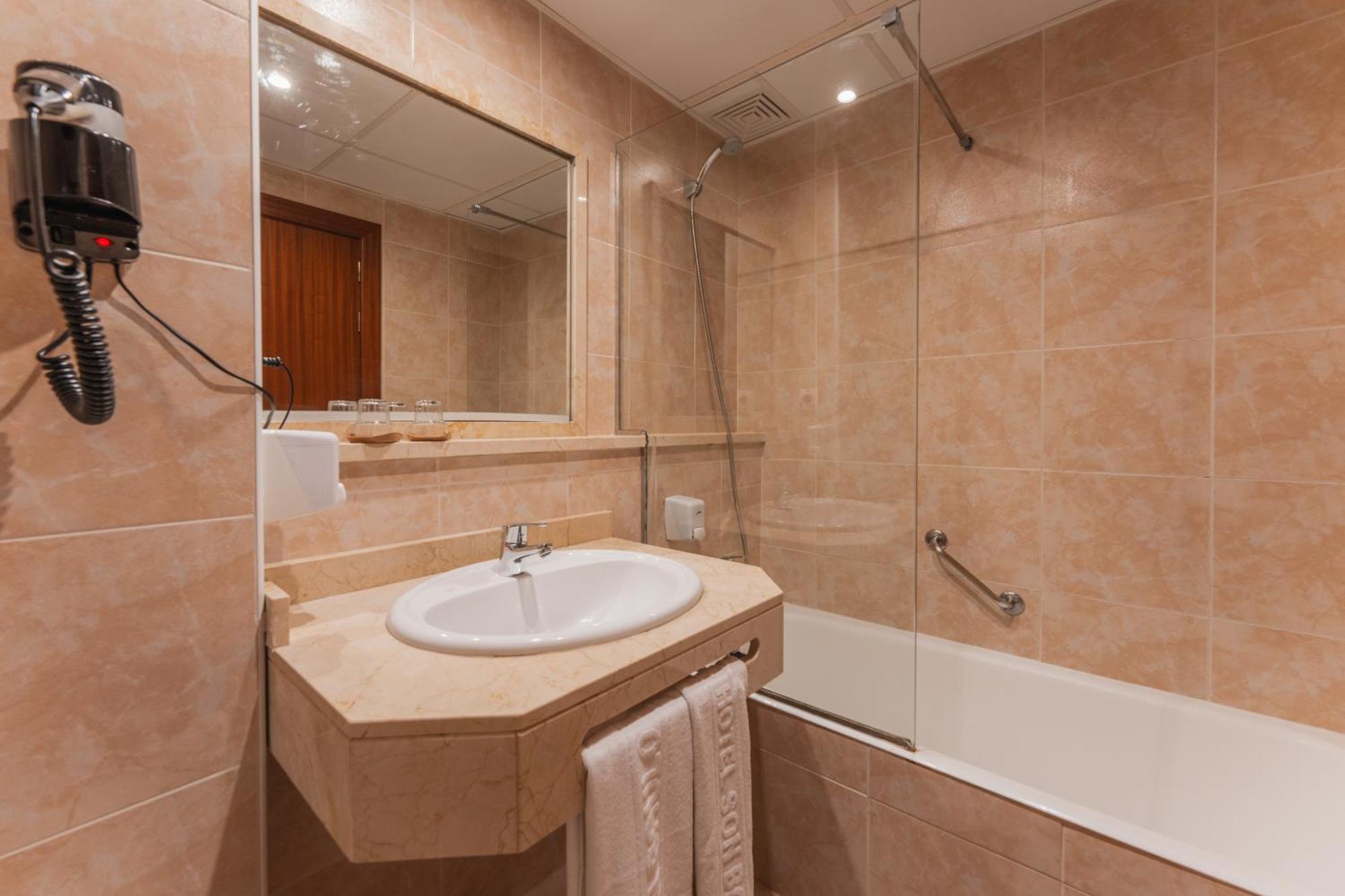 Habitación Cuádruple Básica (2 adultos + 2 niños)