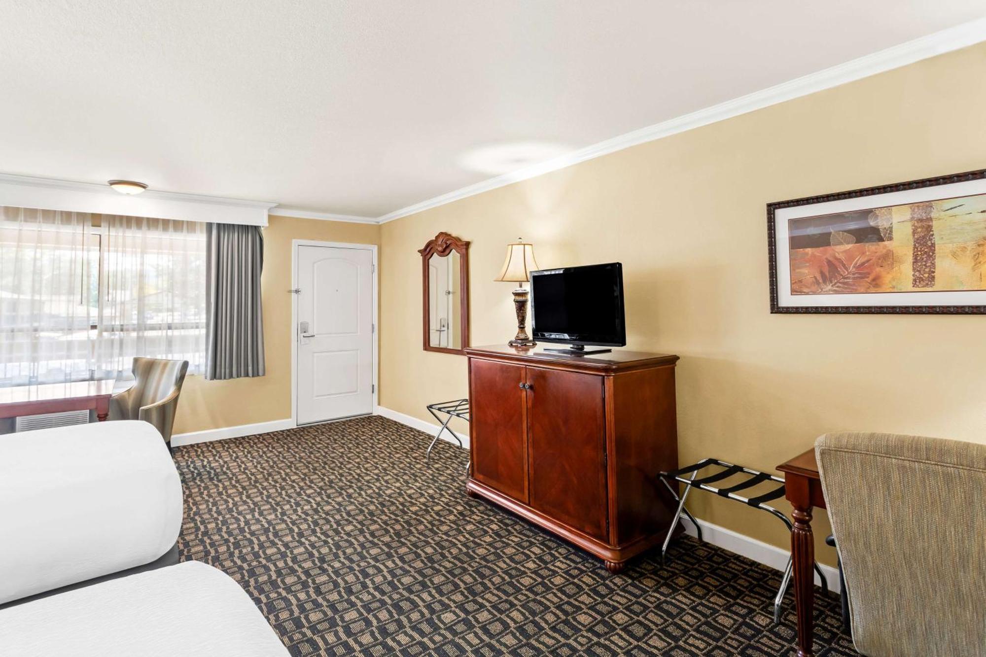 Deluxe Queen Room with Two Queen Beds - Non Smoking