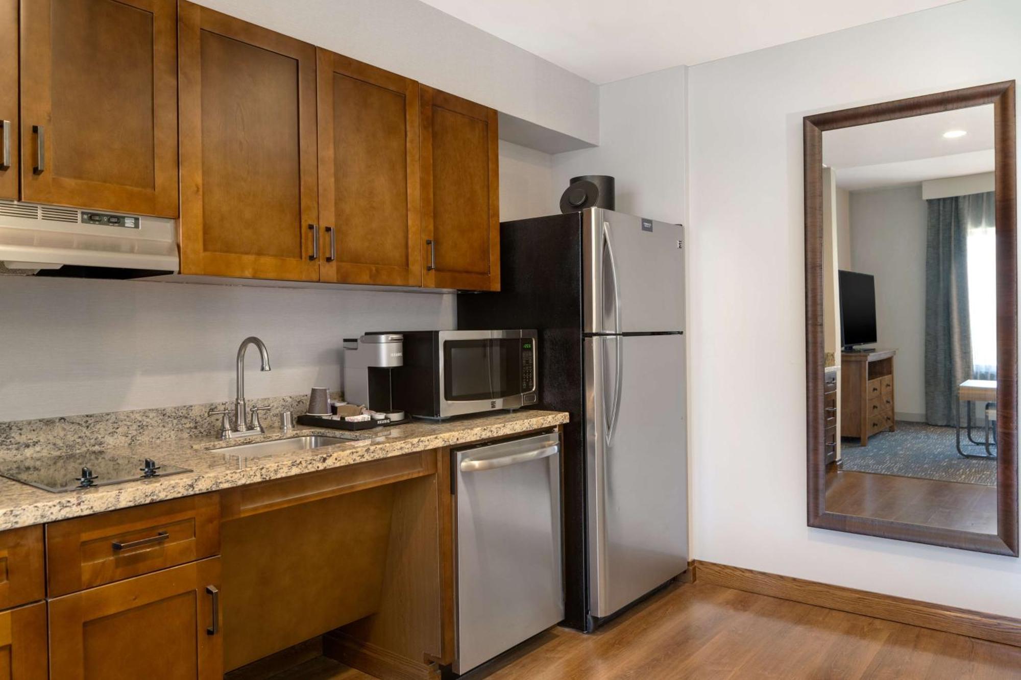 One-Bedroom King Suite with Bathtub - Accessible/Non-Smoking