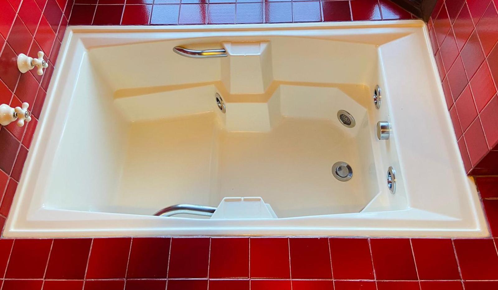 Quarto Duplo Superior com Banheira de Hidromassagem