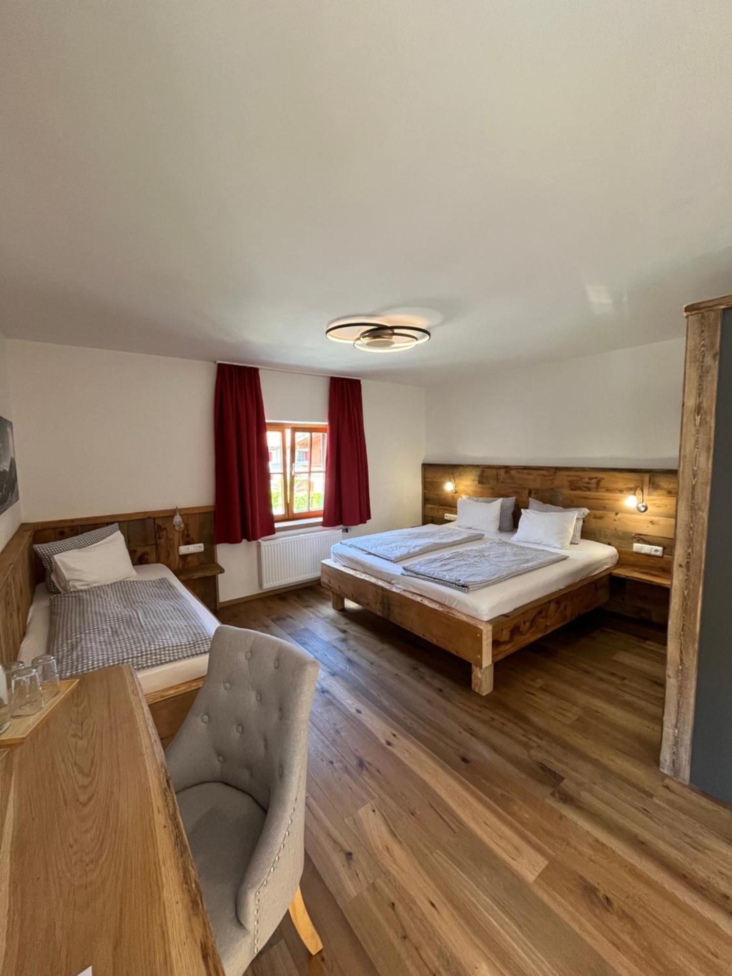 Dreibettzimmer mit Balkon
