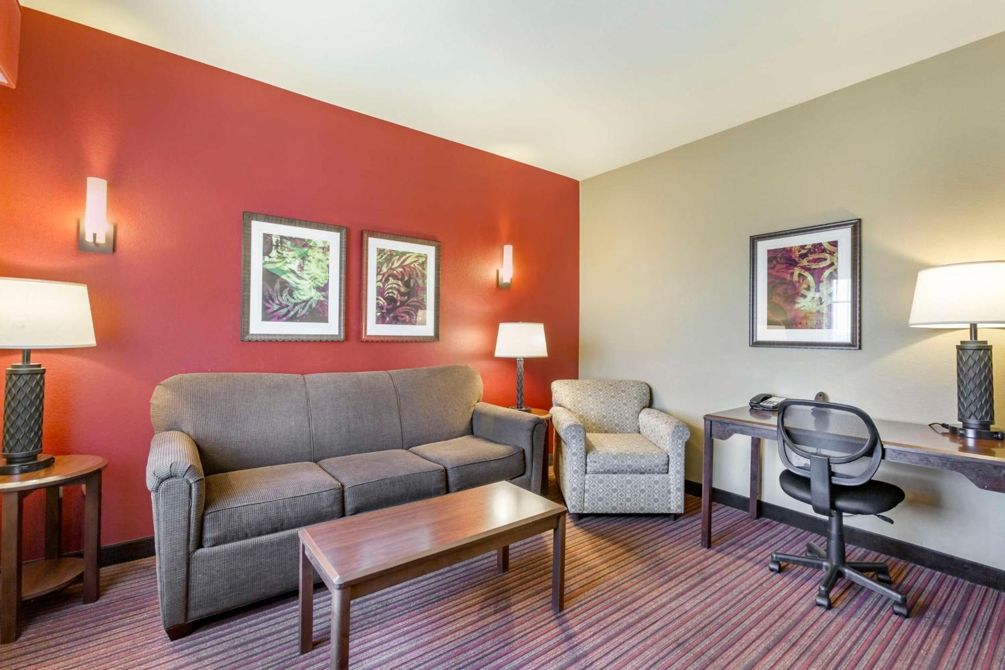 Queen Suite with Sofa Bed and Kitchen