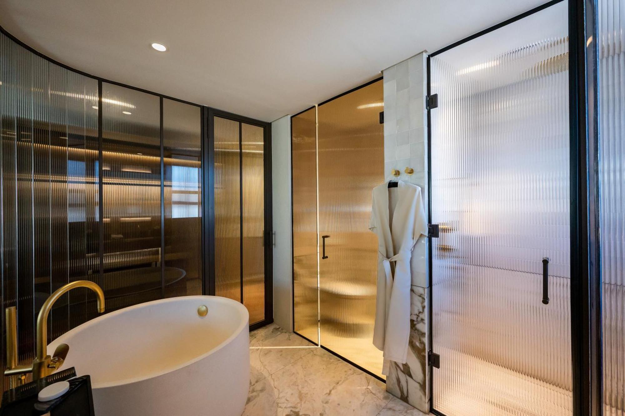 Zimmer mit Kingsize-Bett und Poolblick