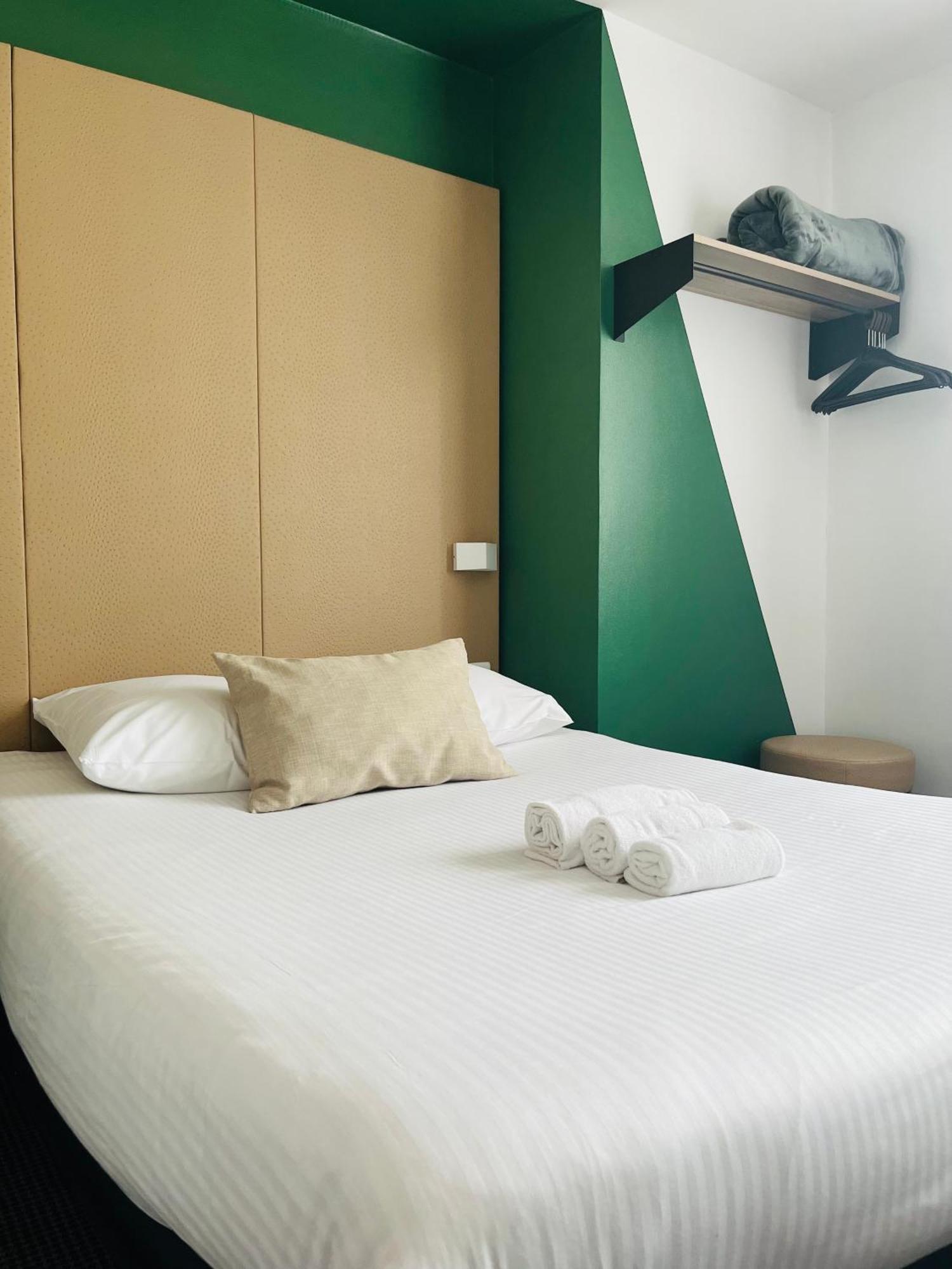 Petite Chambre Double avec Salle de Bains Décloisonnée - Non-Fumeurs
