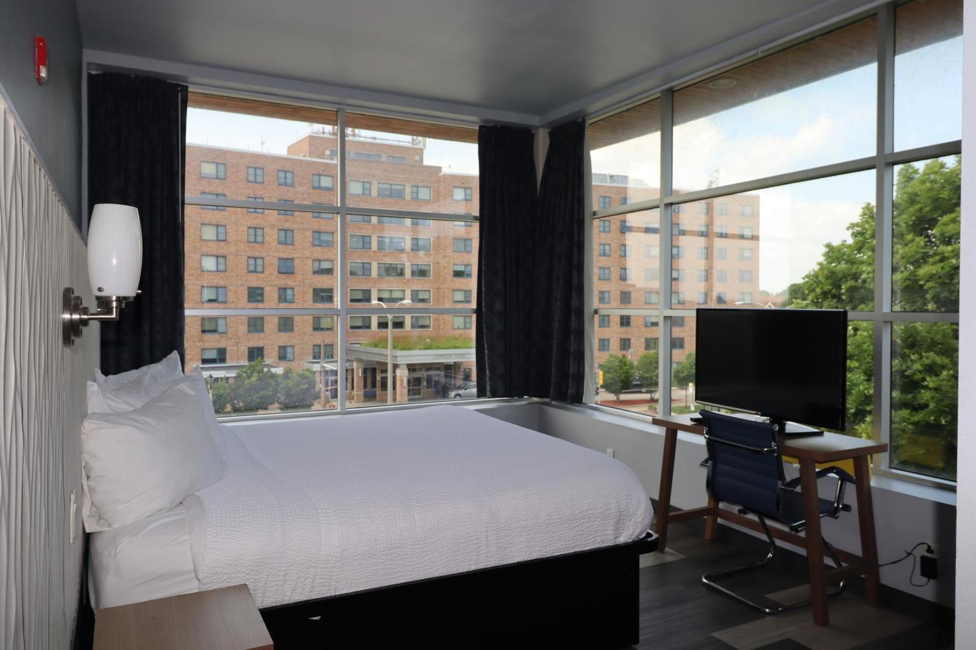 One-Bedroom Queen Suite - Non-Smoking,1617460465:JPEG