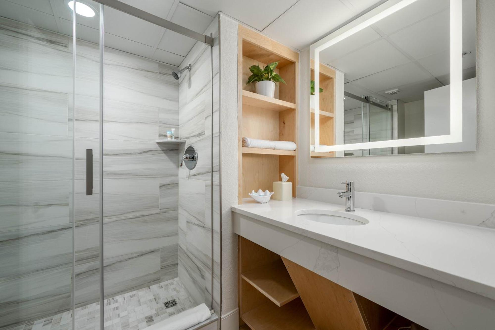 King Suite with Pool View