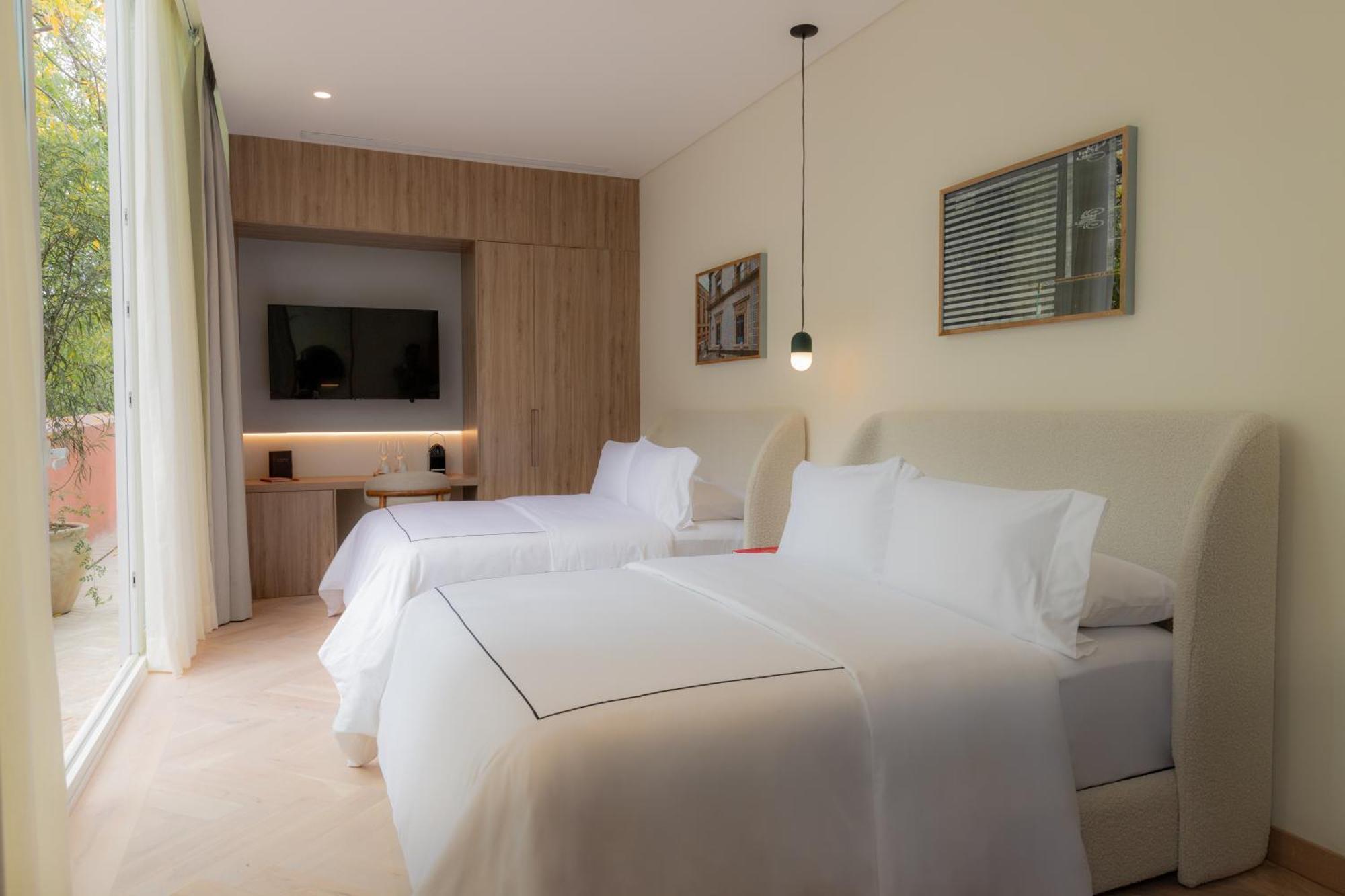 Tweepersoonskamer met 2 Aparte Bedden en Balkon