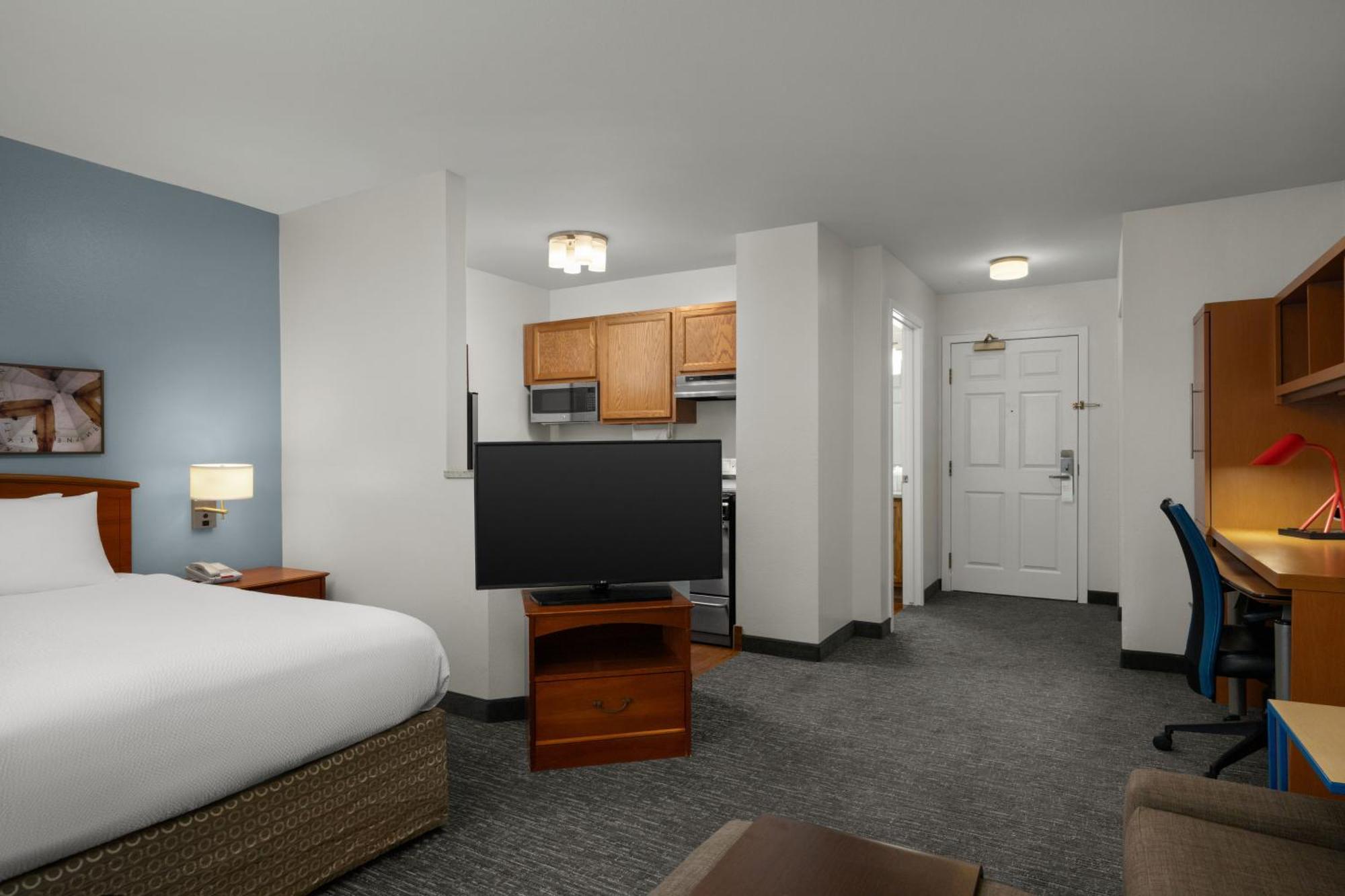 Queen Studio with Sofa Bed and Adapted Tub - Mobility and Hearing Accessible
