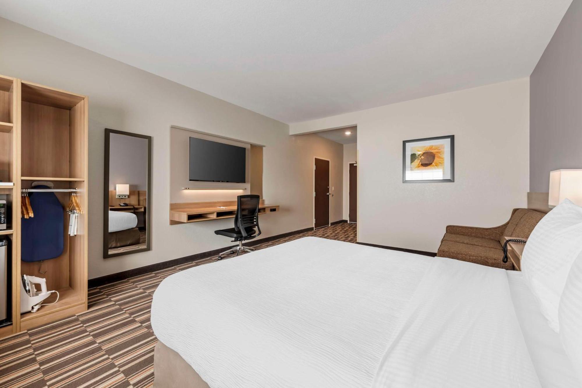 Queen Room with Sofa Bed and Bathtub - Disability Access