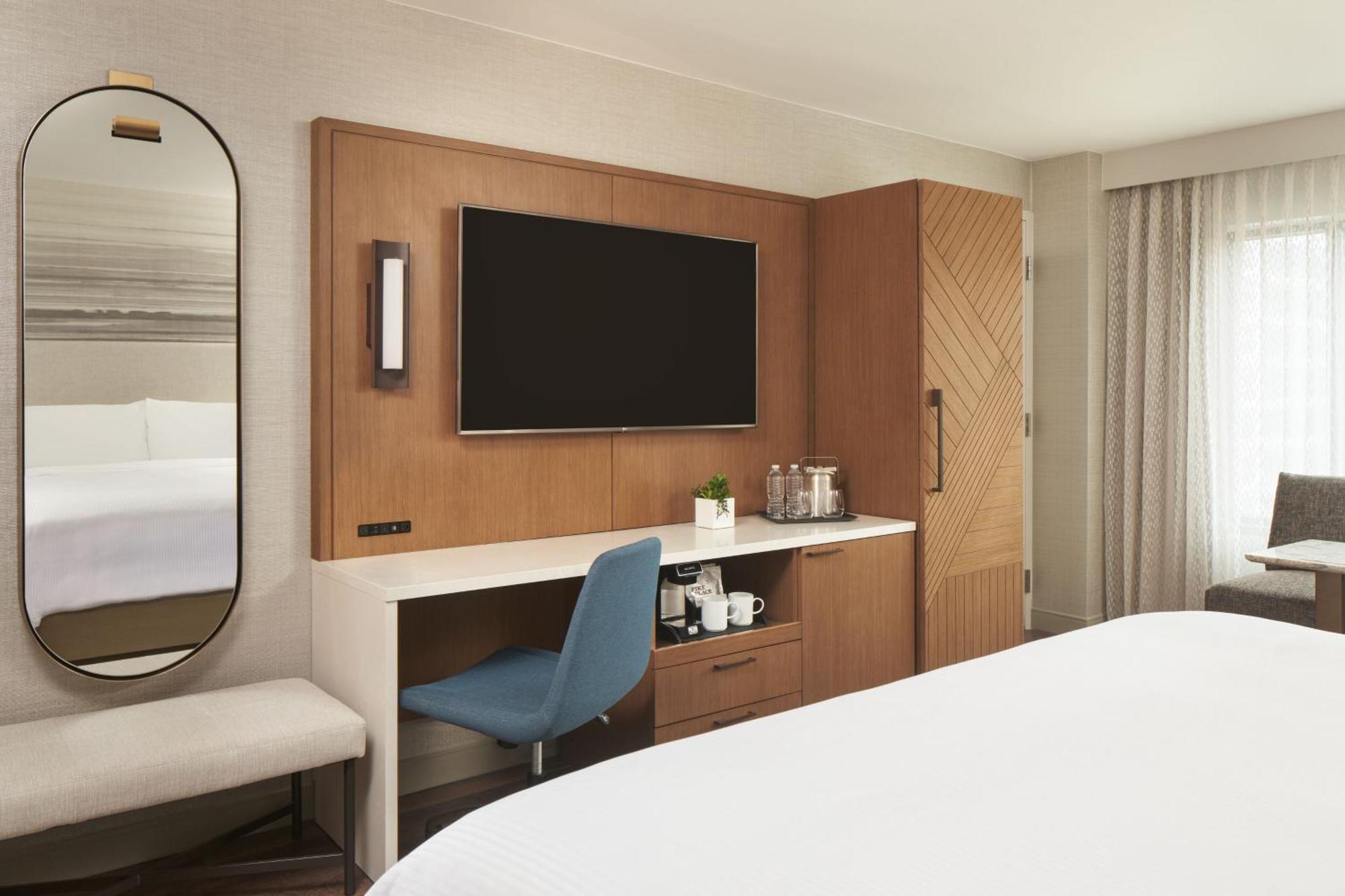 King Room with Sofa Bed, Mobility and Hearing Accessible Tub