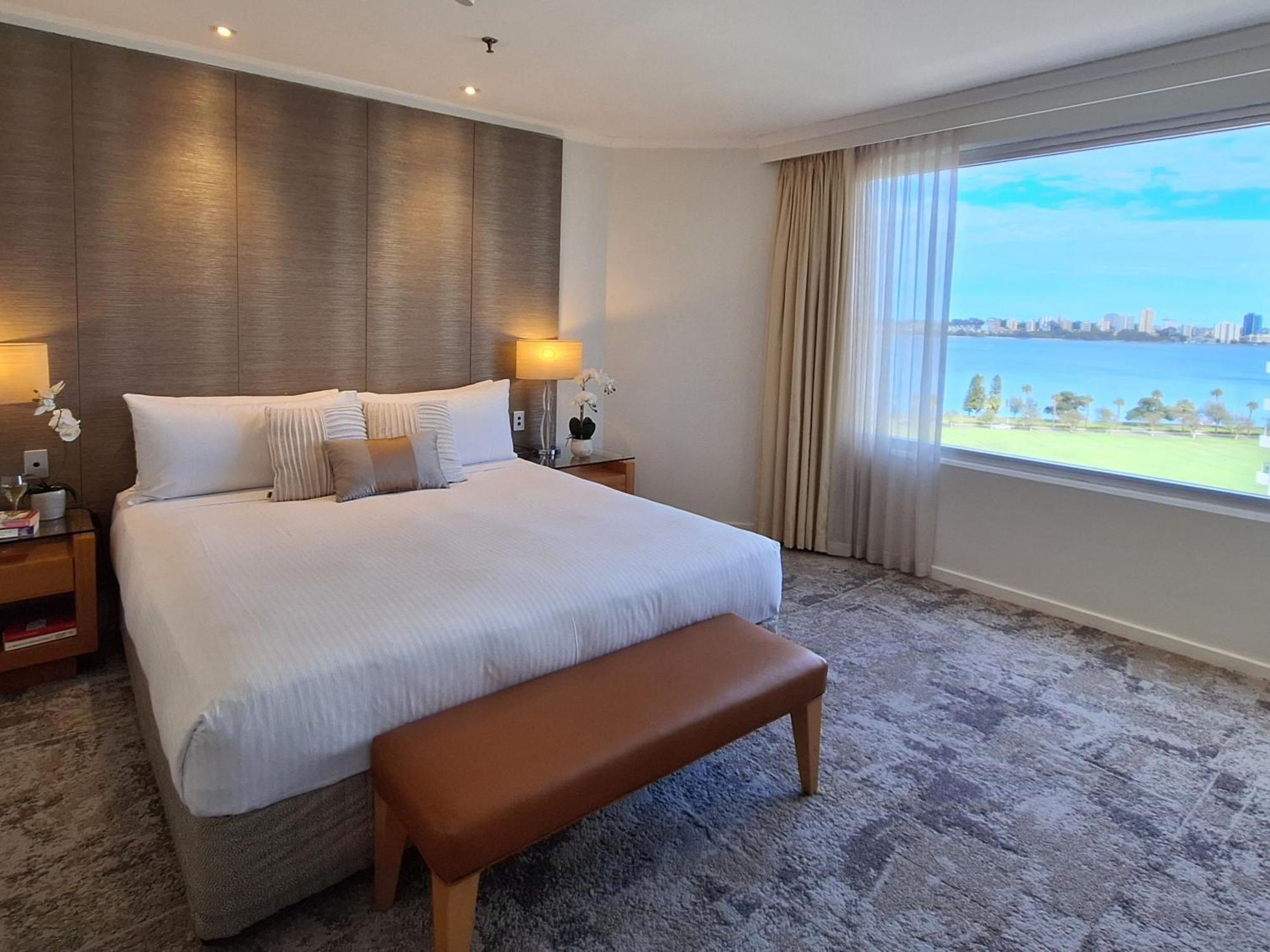 Zimmer mit Kingsize-Bett und Flussblick