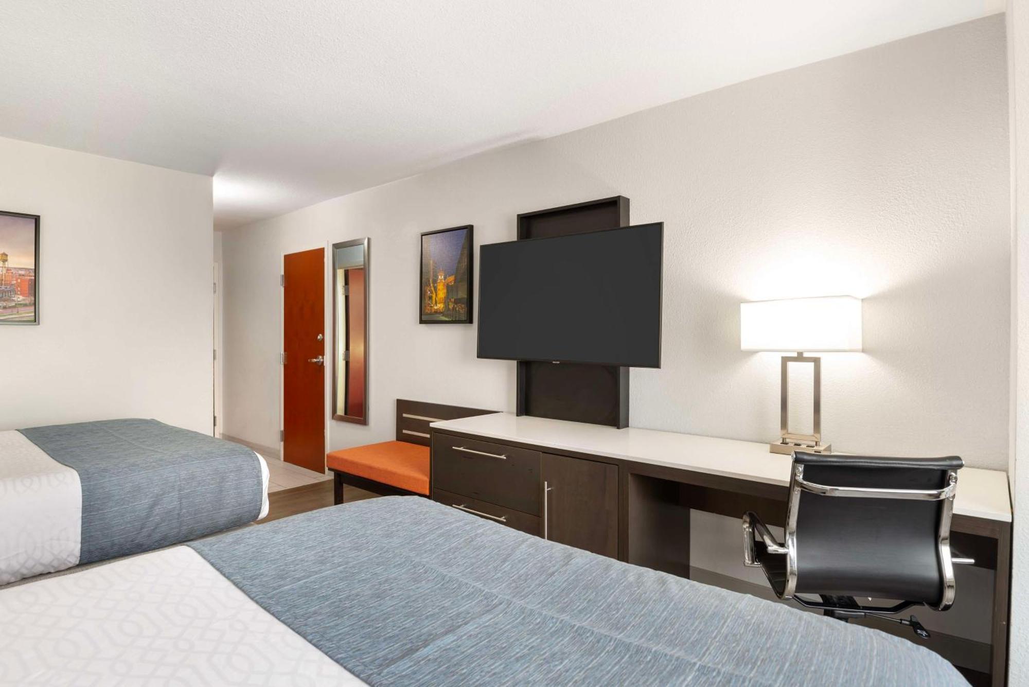 Queen Room with Two Queen Beds and Bath Tub - Disability Access/Non-Smoking
