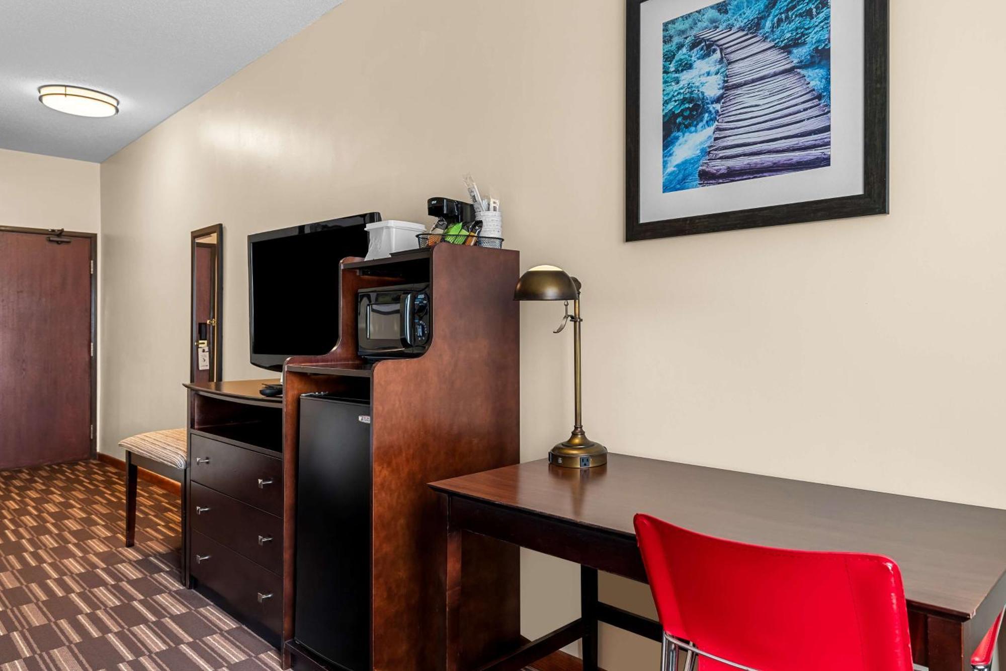 Queen Room with Two Queen Beds and Bath Tub - Disability Access