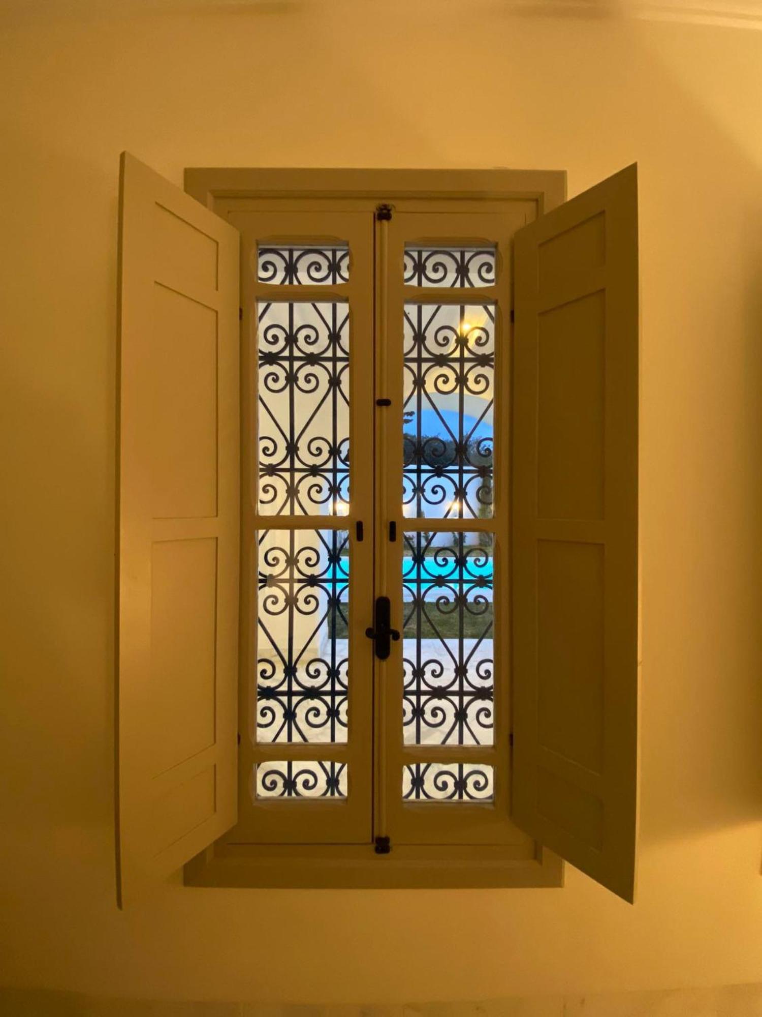 Chambre Lit King-Size - Vue sur Piscine