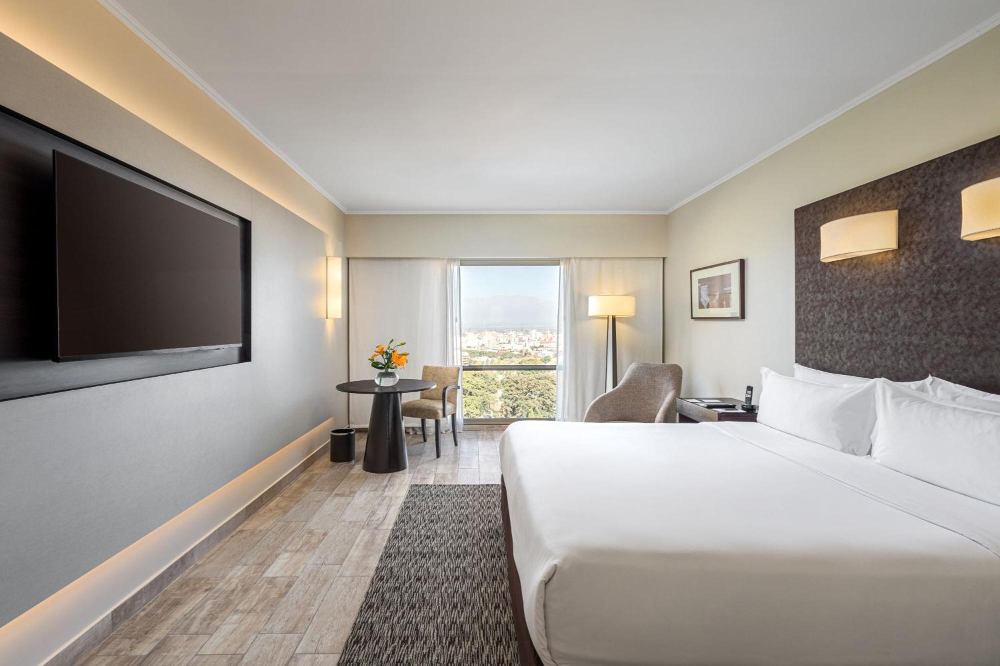 CLUB, Club lounge access, Guest room, 1 King, City view
