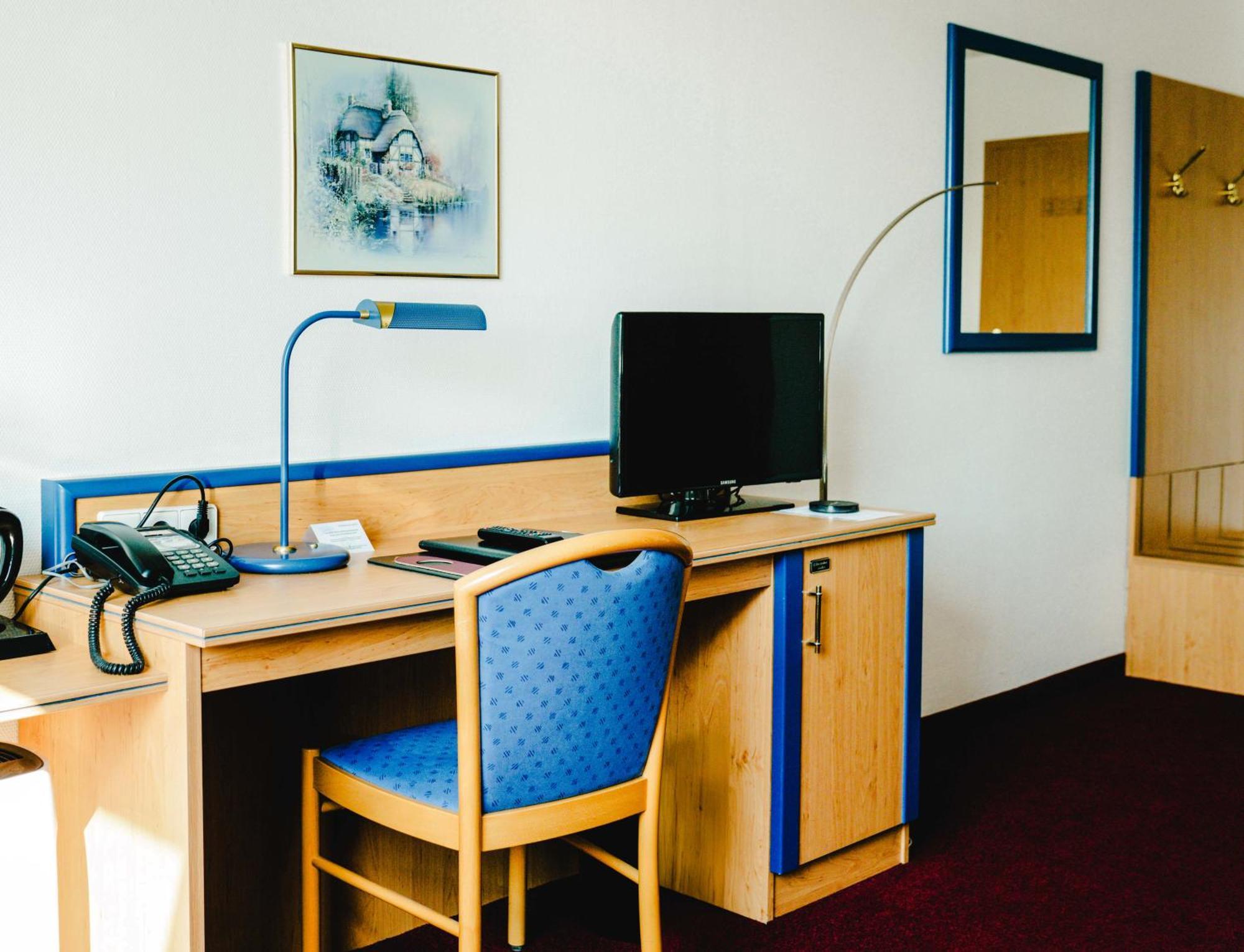 Zimmer mit Kingsize-Bett und Meerblick