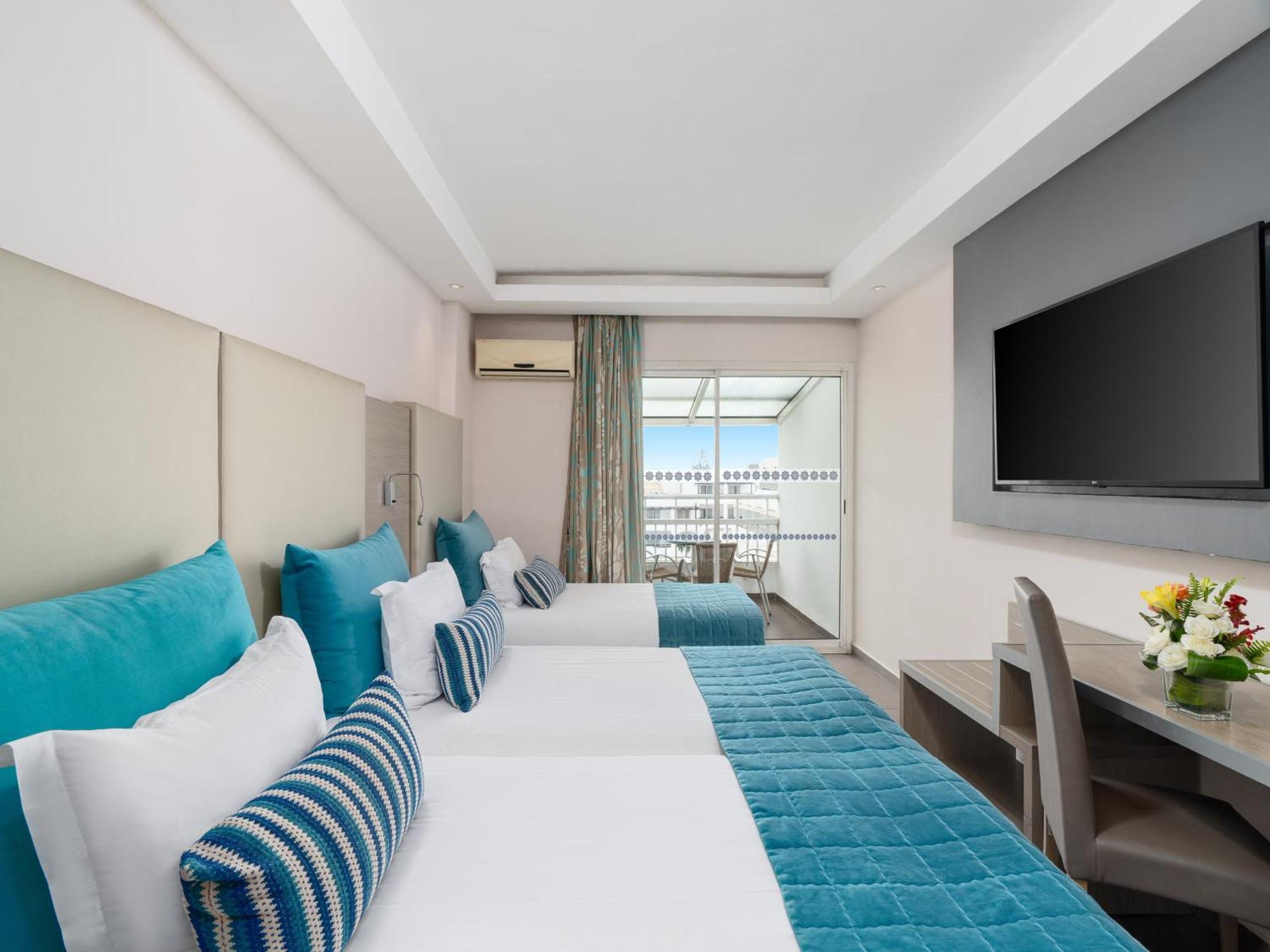Chambre Triple - Vue sur la Piscine