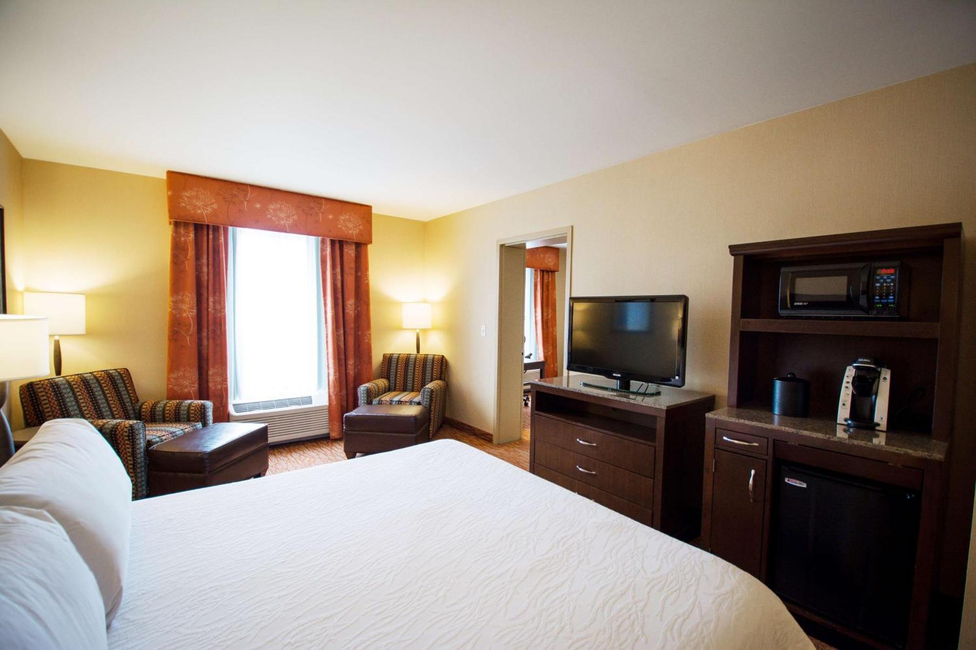 King Business Suite with Sofabed