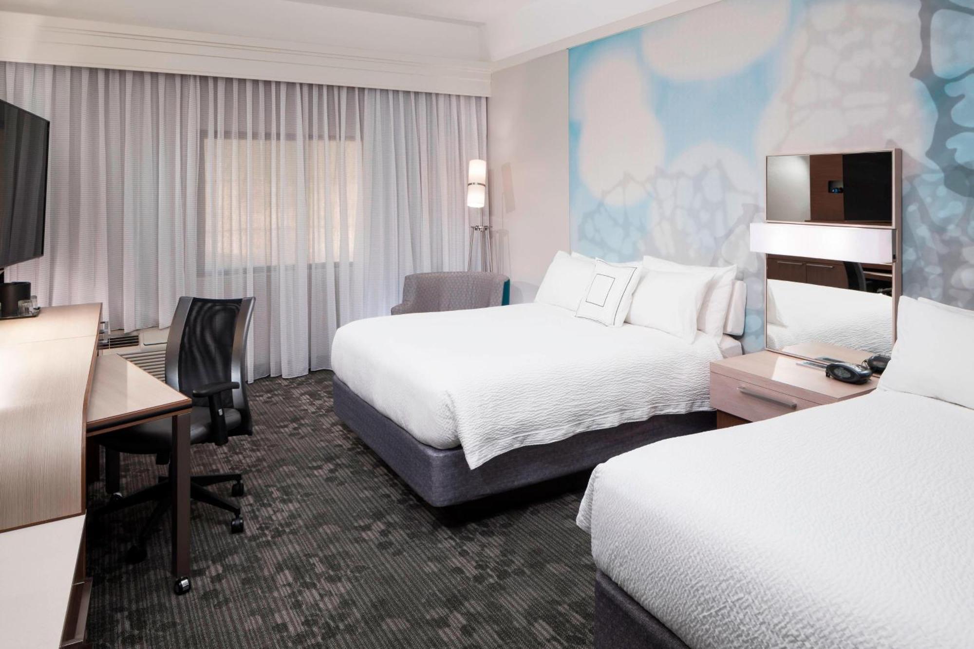 Double Room with Two Double Beds and Bathtub - Mobility Accessible