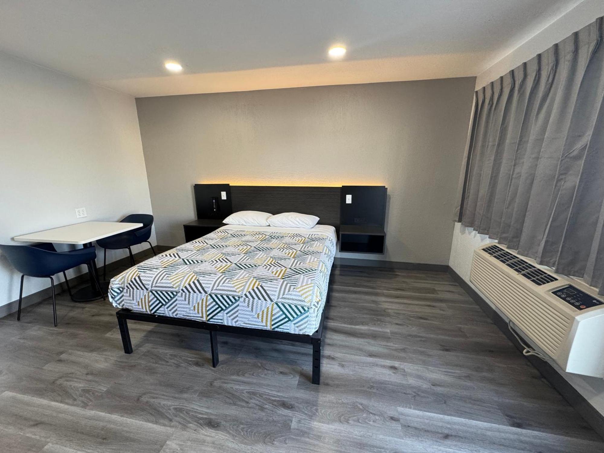 Queen Room one Queen Bed- Disability Access Non-Smoking