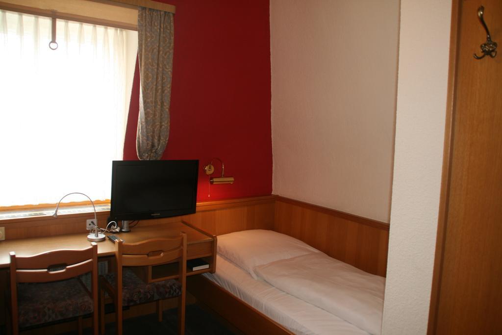 Zweibettzimmer mit Bad
